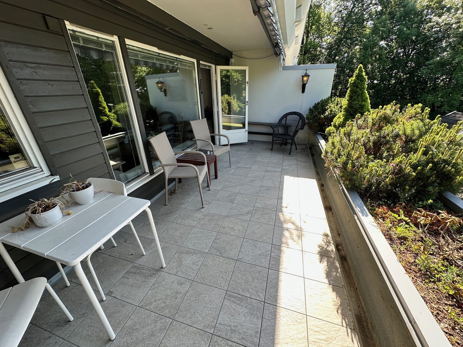 Selgers eget bilde av balkong på sommerstid. Galleribilde