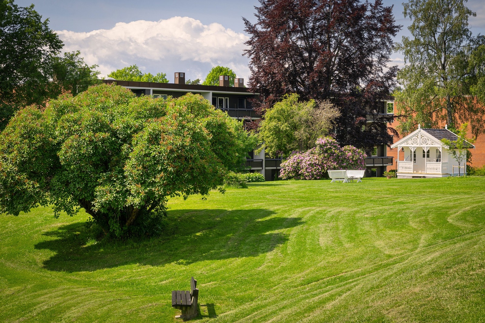 Velstelte og frodige fellesarealer i sameiet - her kan du nyte rolige dager i grønne omgivelser. Galleribilde