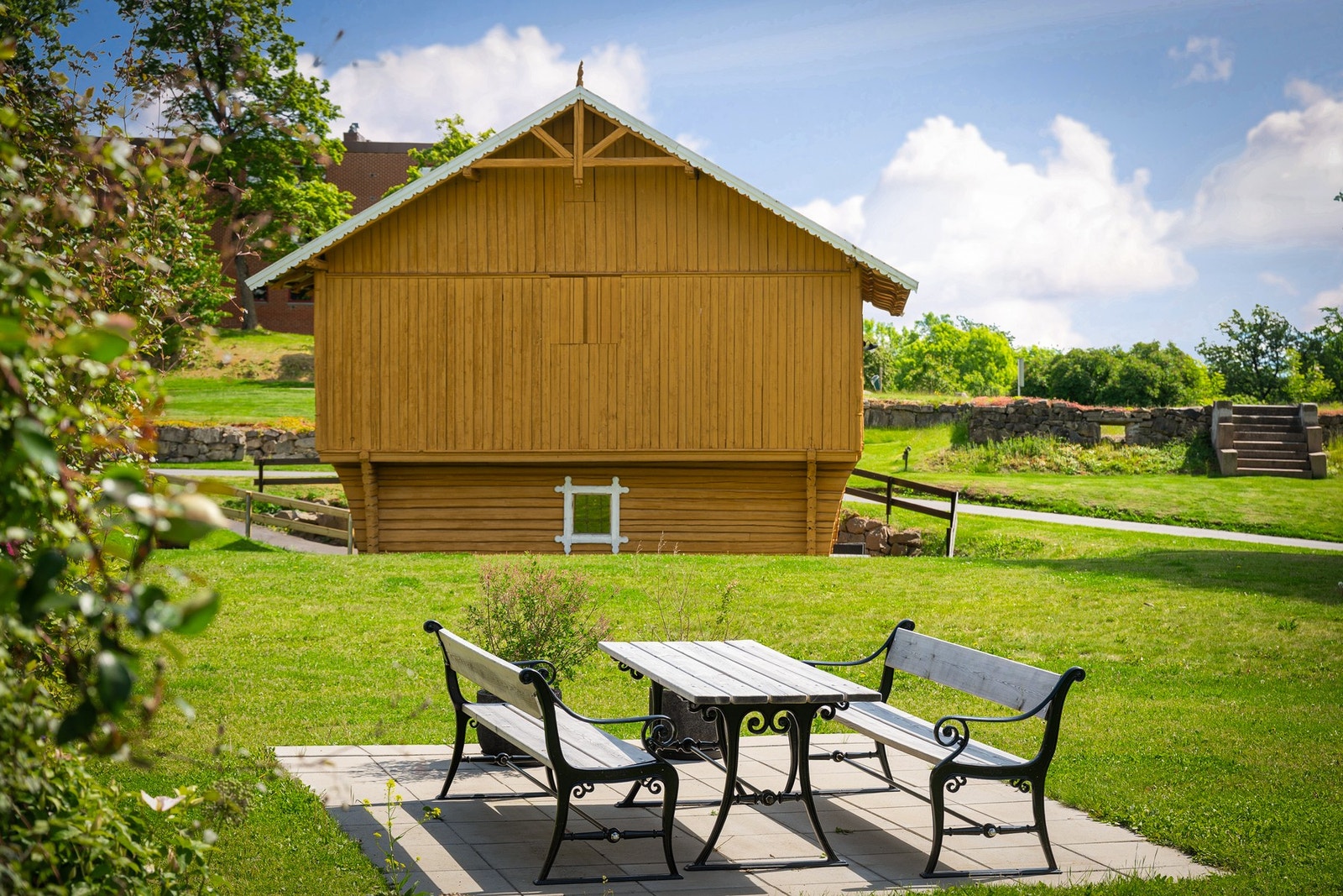 I det sjarmerende stabburet på Ullern Allé 79 finner du et lite nabolagsbibliotek og en koselig bokkafé som holder åpent hver onsdag ettermiddag - et hyggelig tilbud for beboerne i sameiet. Galleribilde