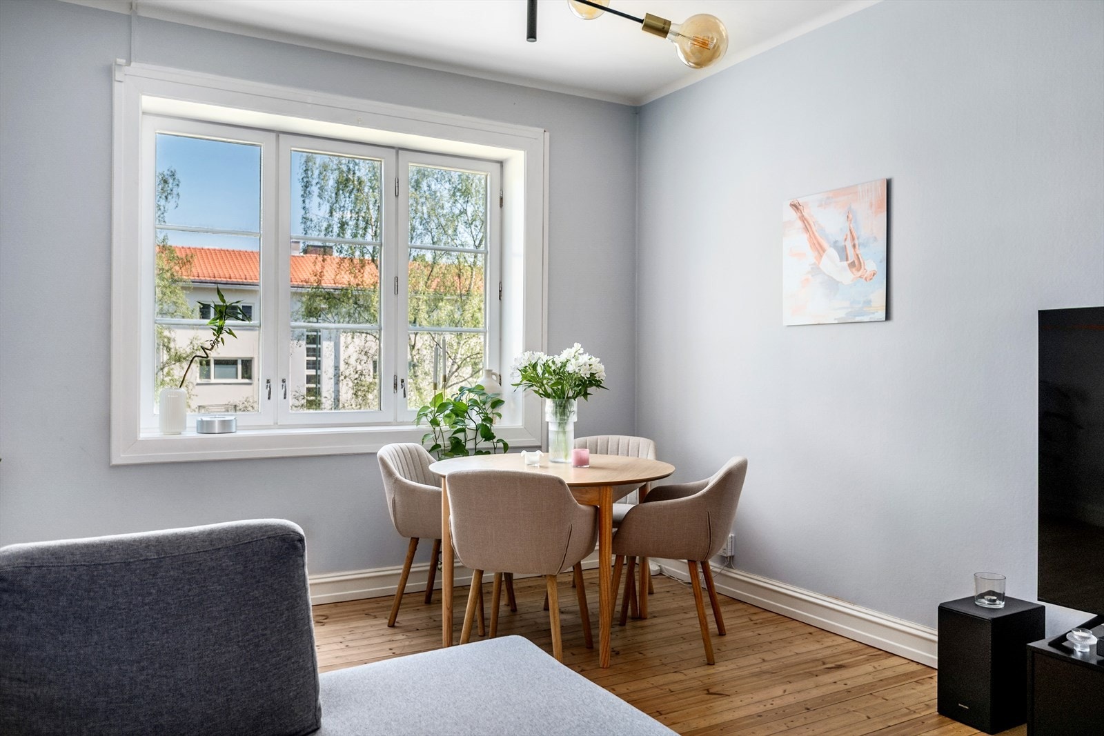 Plass til både spisebord, sofaseksjon og øvrig møblement - God takhøyde på ca. 2.80 m. Galleribilde