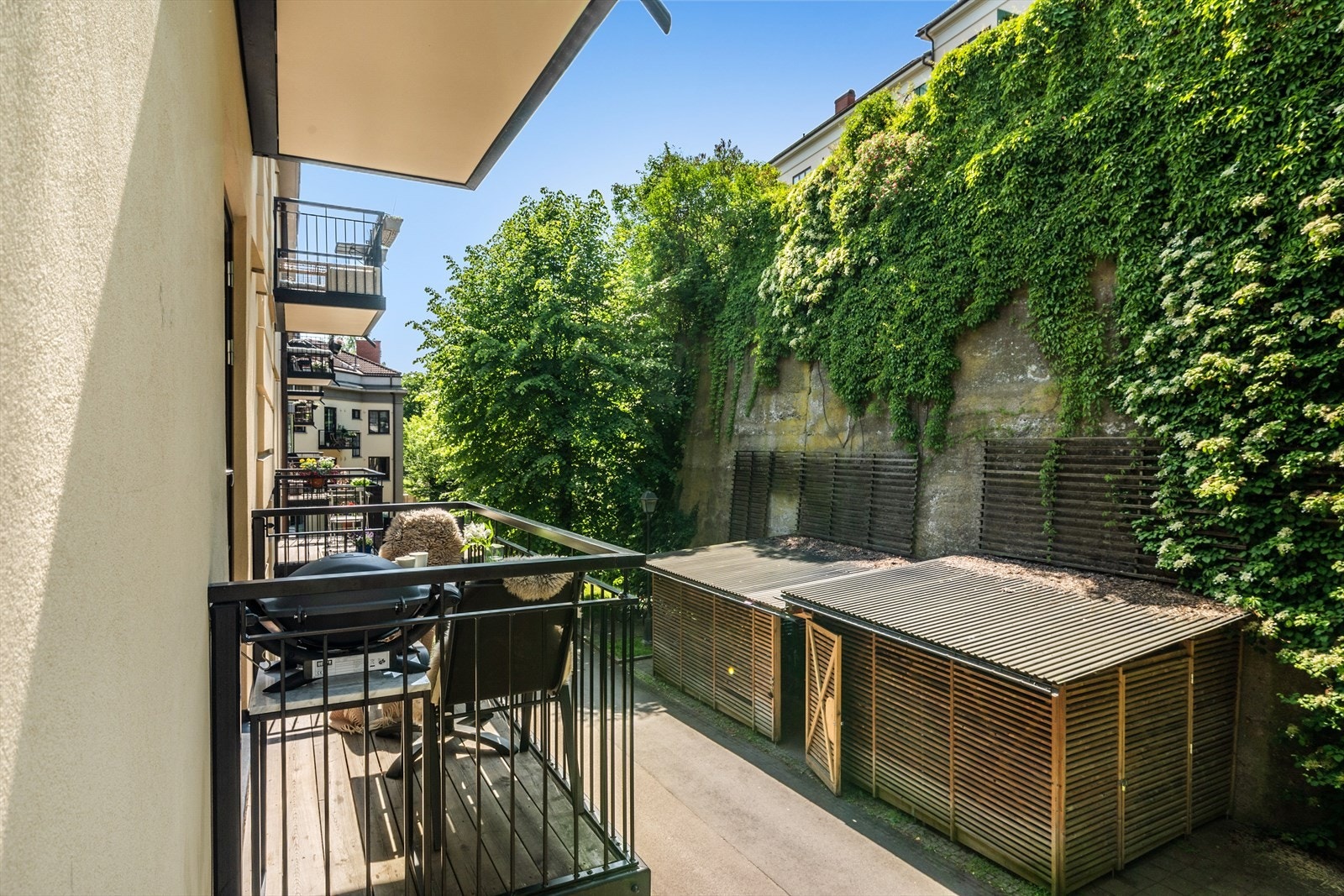 Solrik balkong som gir deg mulighet til å nyte frisk luft, sol og grønne omgivelser. Galleribilde