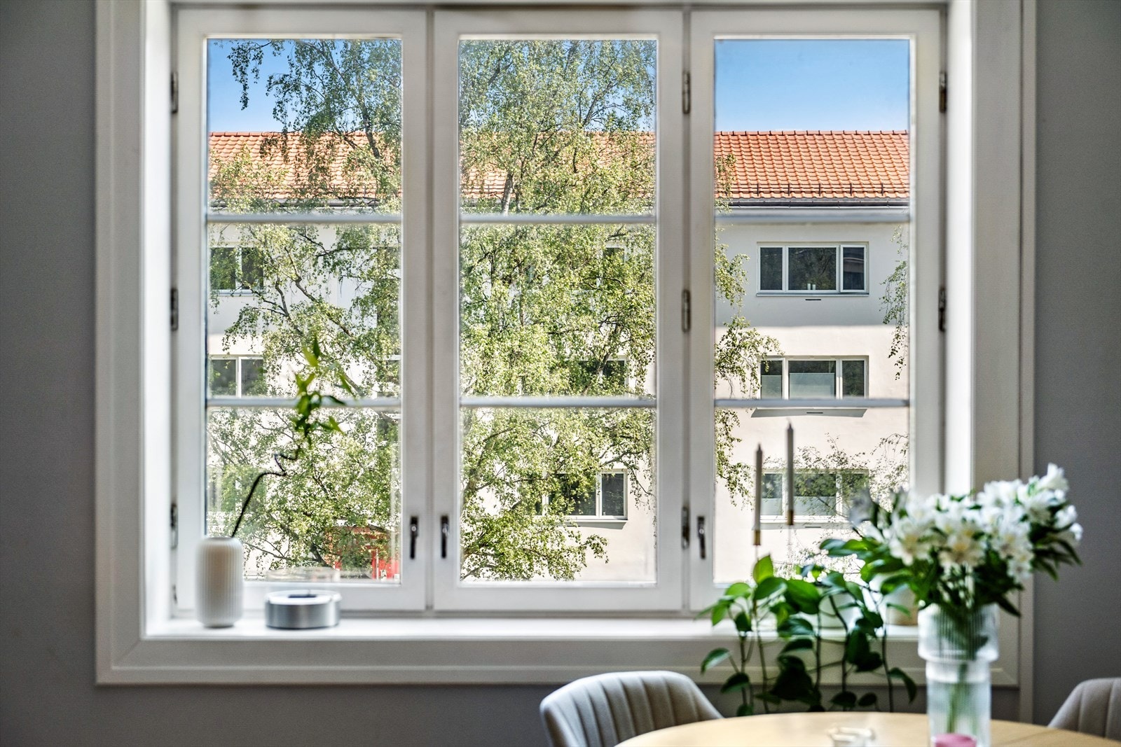 Utsyn over frodige omgivelser og hyggelige nabolag. Galleribilde