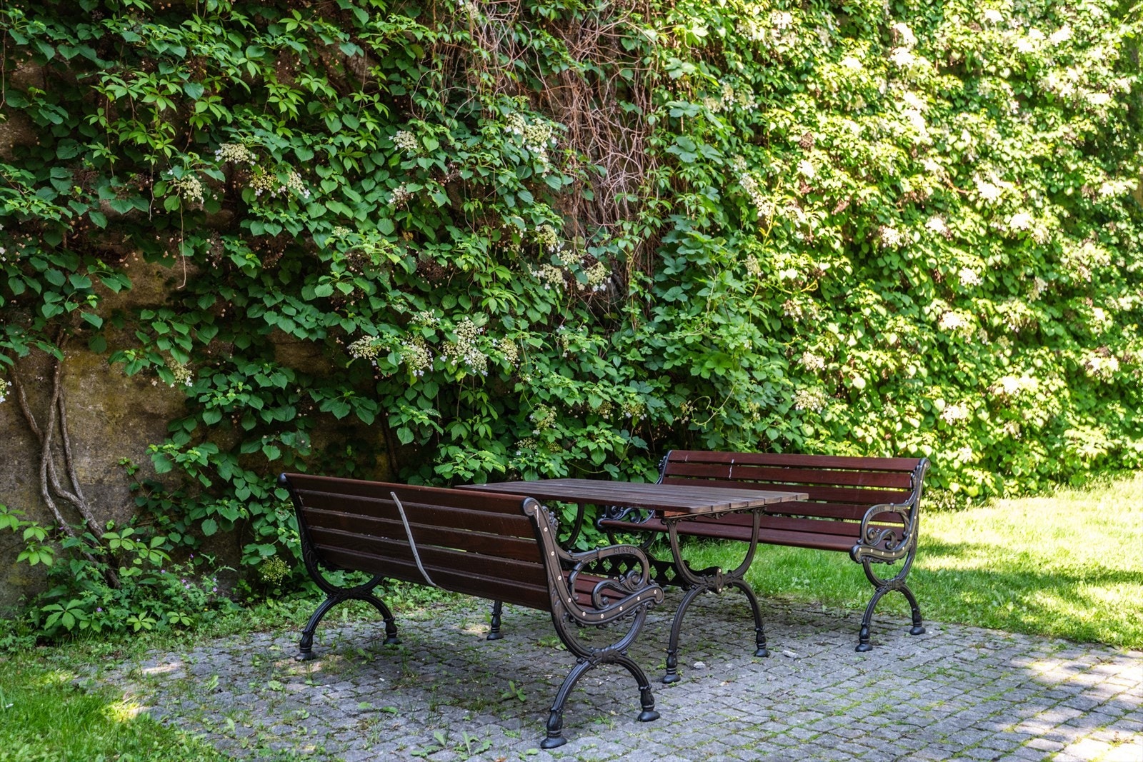 Flere hyggelige soner i bakgården. Galleribilde