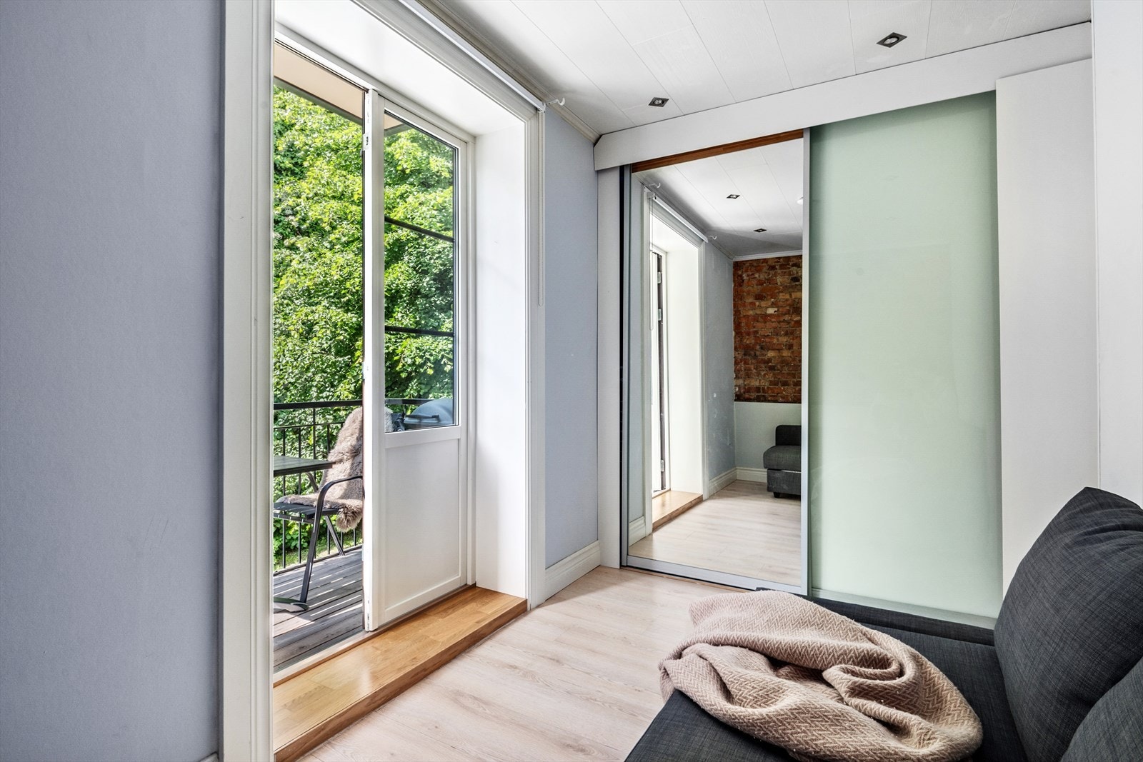 Smart skyvedørsgarderobe som ivaretar oppbevaringsplassen. Galleribilde