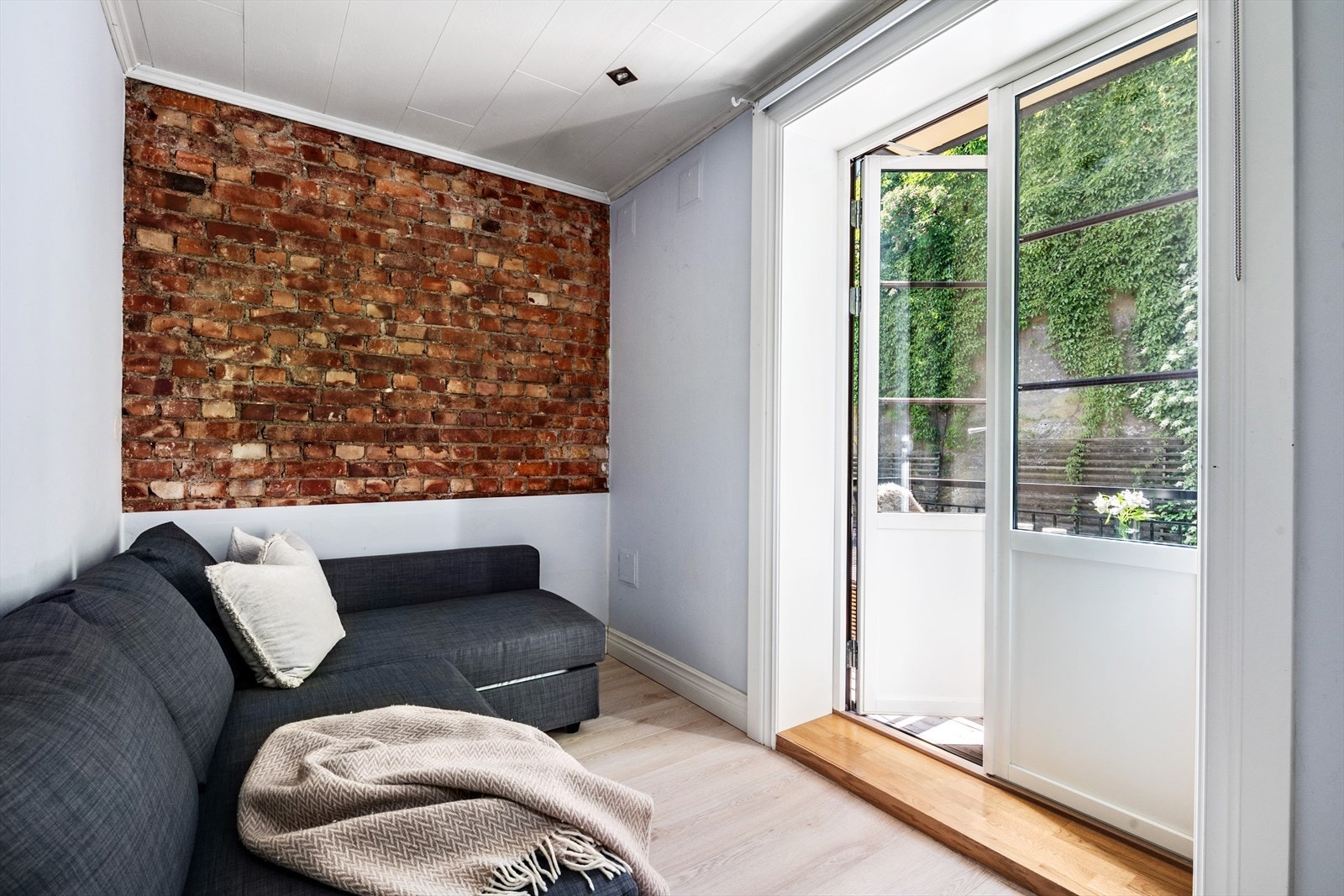 Soverom 2 er i dag innredet med sofagruppe - i tilknytning til balkongen! Galleribilde