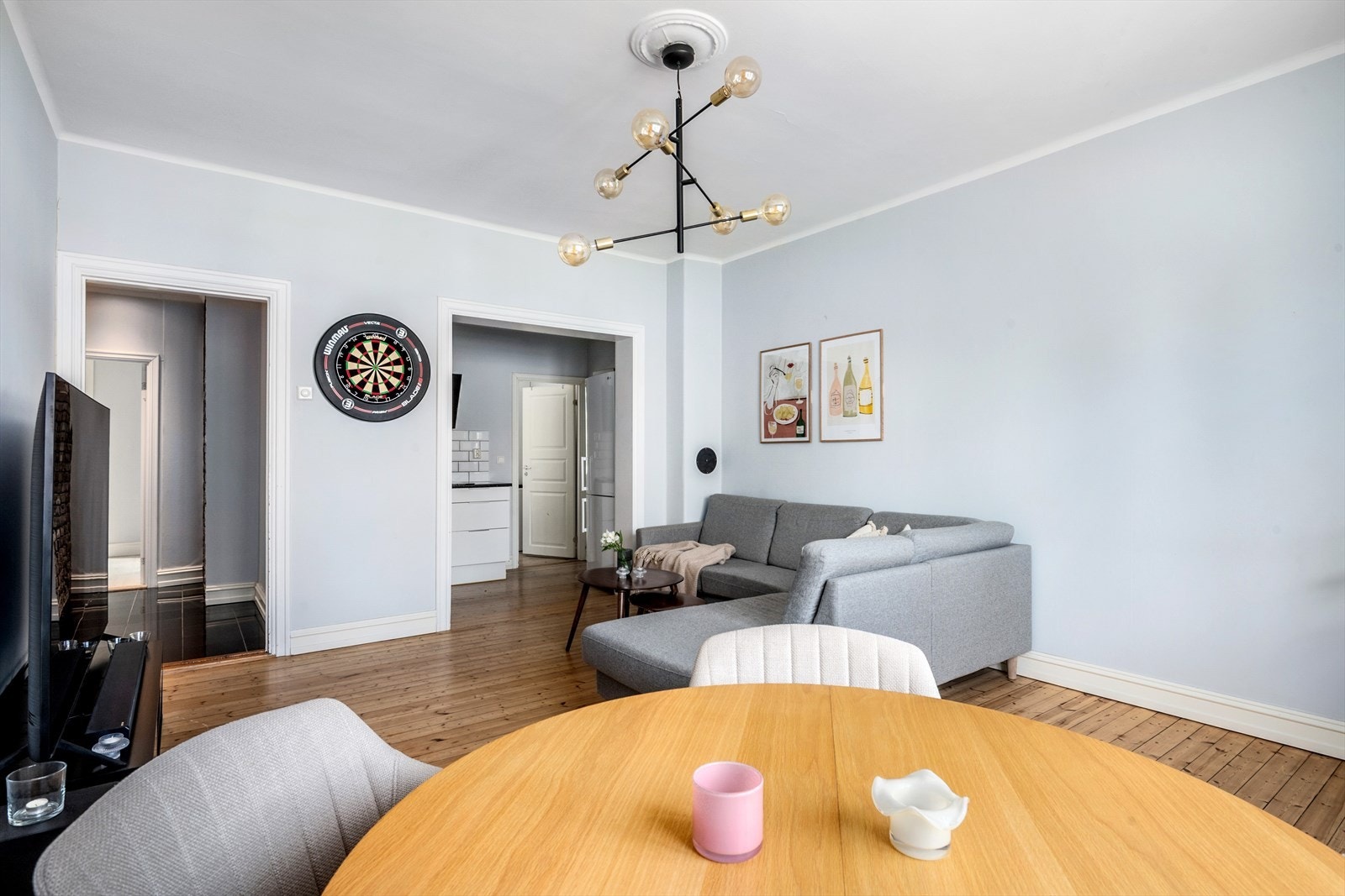 Stuen binder kjøkken og oppholdsrom sammen - Perfekt til alt fra filmkvelder til middagsgjester. Galleribilde