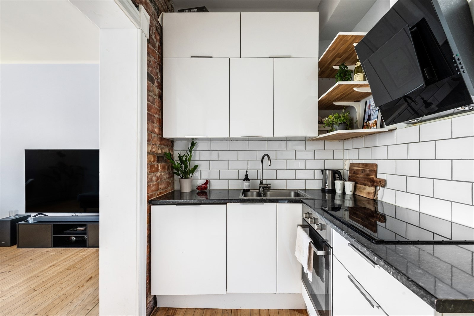 Stilrent IKEA-kjøkken med glatte fronter og integrerte hvitevarer. En funksjonell løsning med tidløst uttrykk. Galleribilde