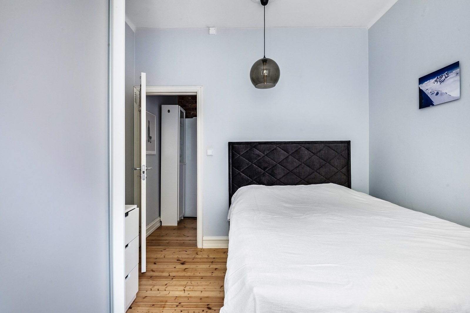 Hovedsoverom med god plass til dobbeltseng og tilhørende møblement og garderobe. Galleribilde