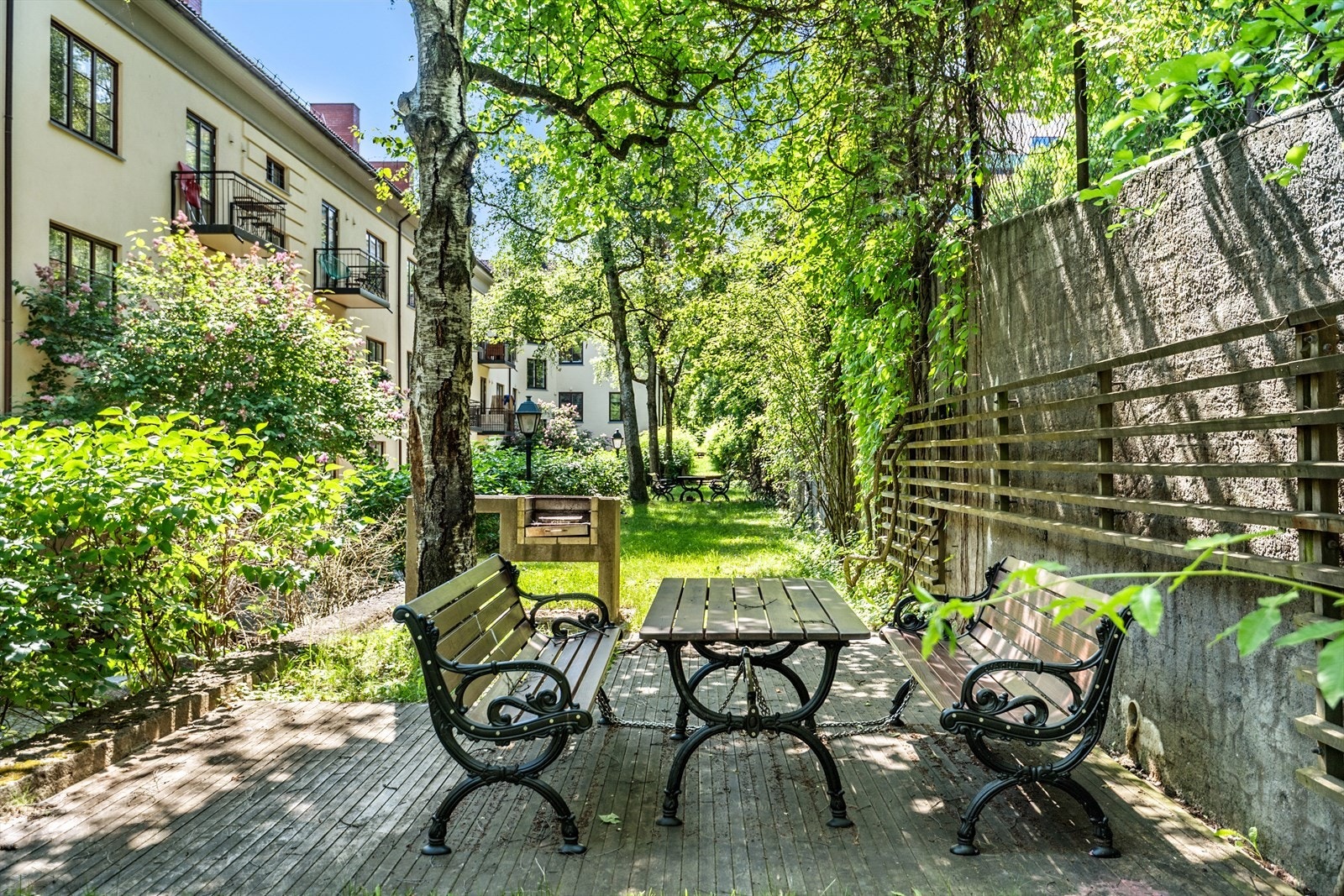 Området rundt leiligheten er grønt og trivelig, omkranset av flere parker som byr på gode turmuligheter rett utenfor døren. Galleribilde