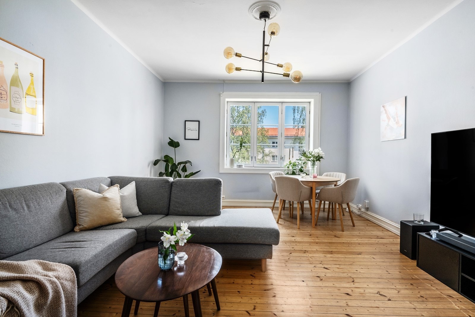 Lys og luftig stue med store vindusflater som gir rikelig med dagslys. Galleribilde