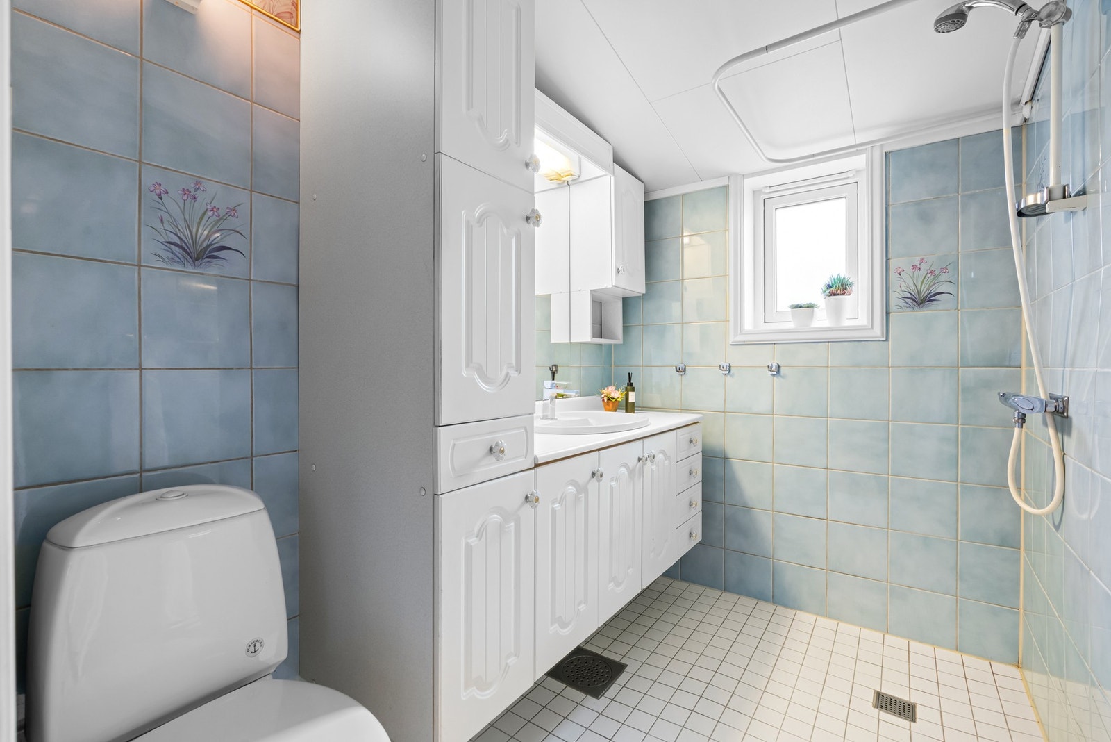Badet i 2. etasje har flislagte overflater. Galleribilde