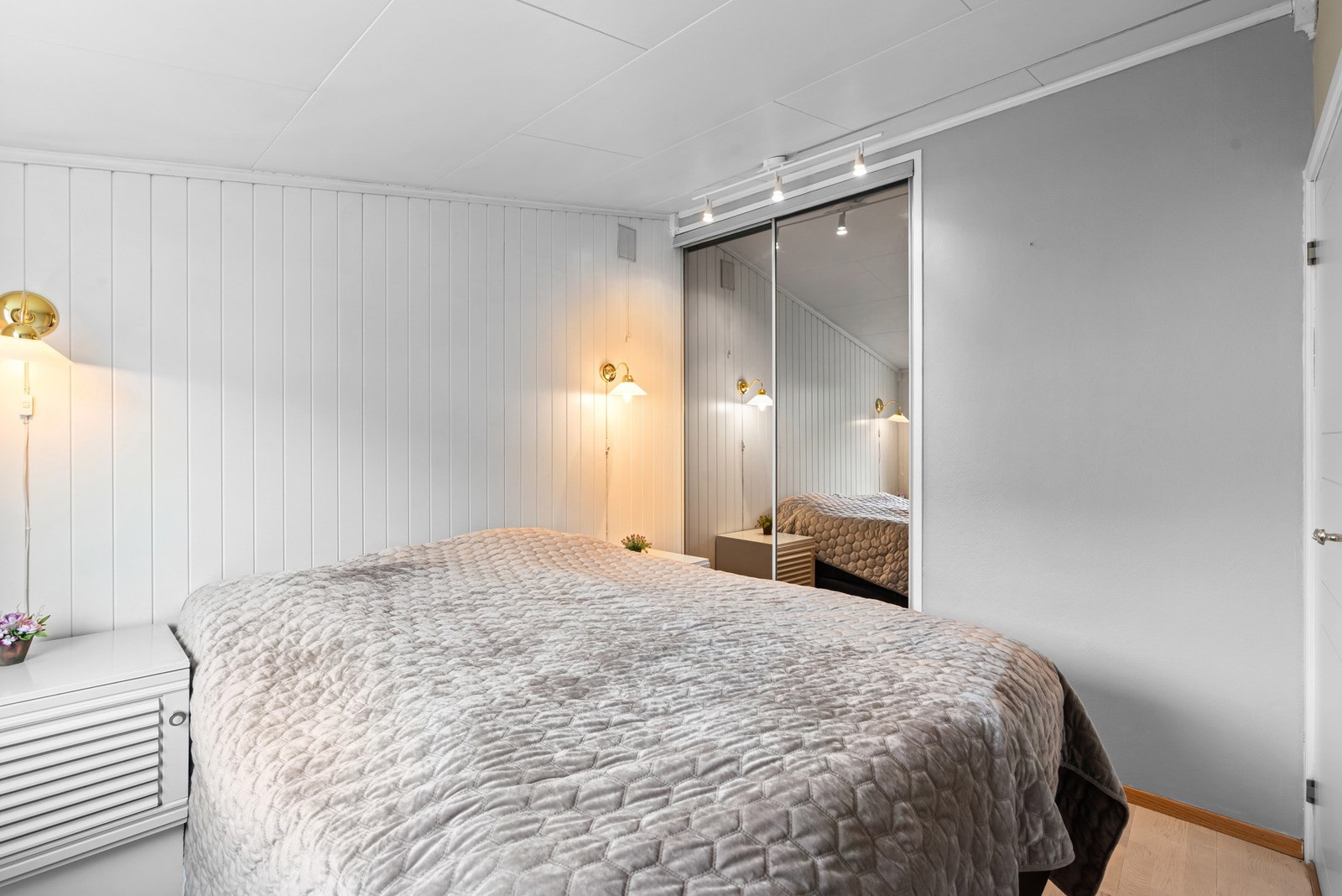 Det andre soverommet har en skyvedørsgarderobe med ekstra dybde som gir gode oppbevaringsmuligheter. Galleribilde