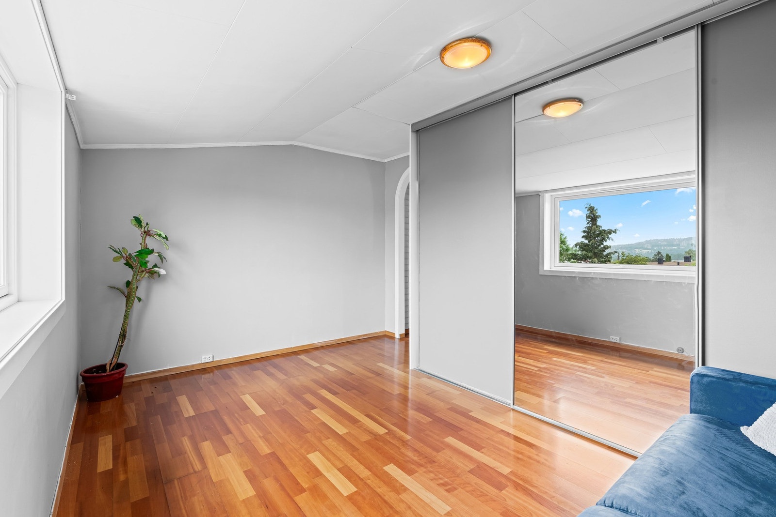Her har du en romslig skyvedørsgarderobe med speilfronter som gir gode oppbevaringsmuligheter. Galleribilde