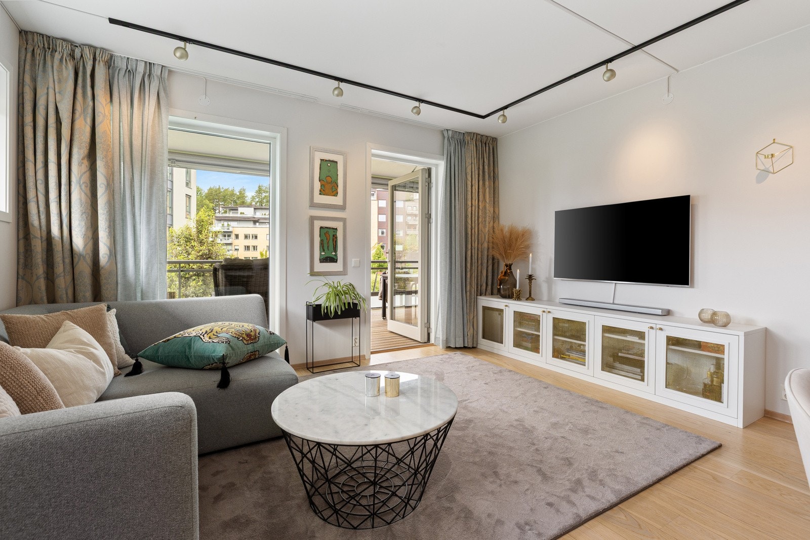 Utgang til terrasse fra stuen Galleribilde