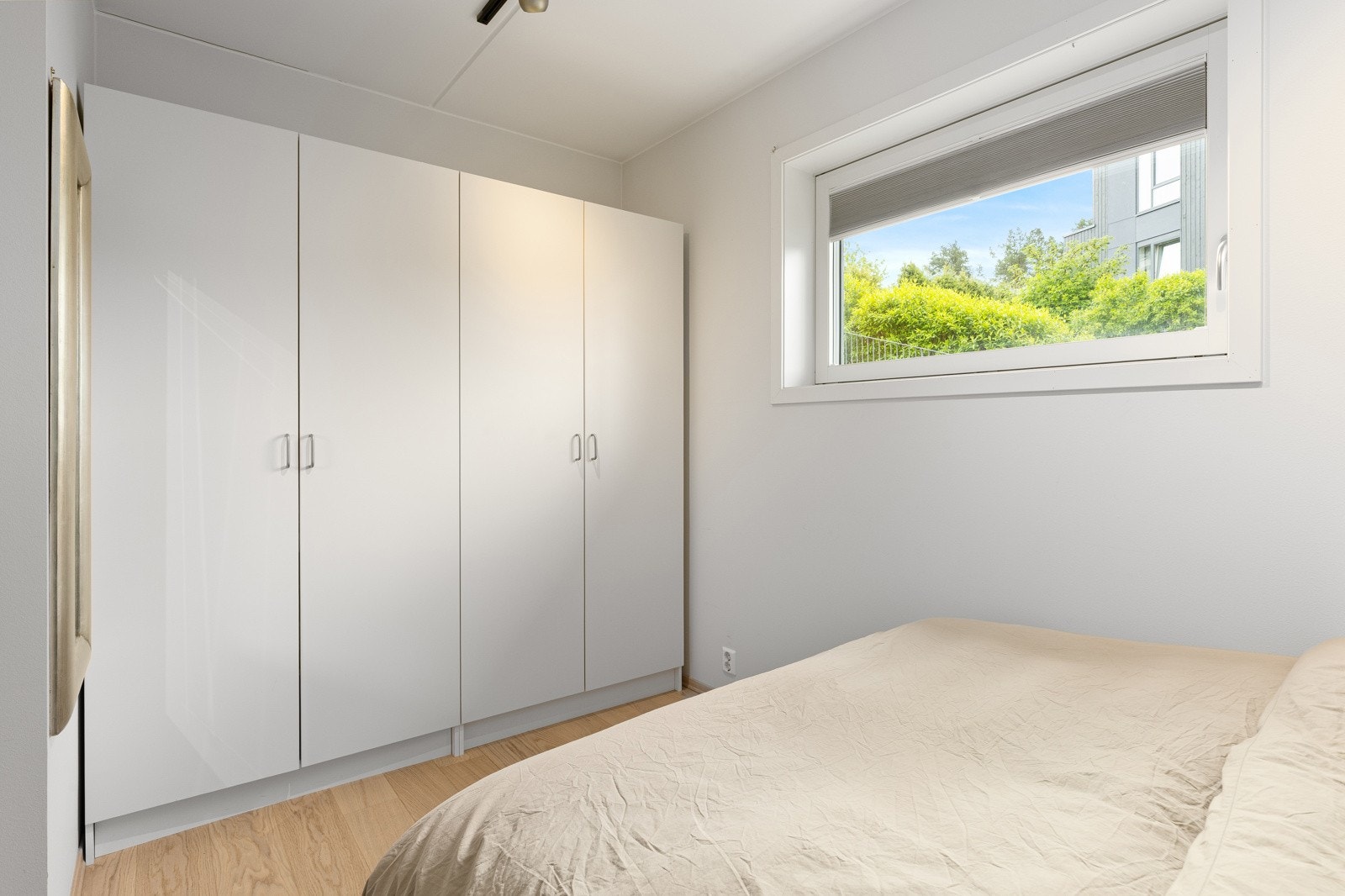 Soverom 2 med garderobeskapsrekke Galleribilde