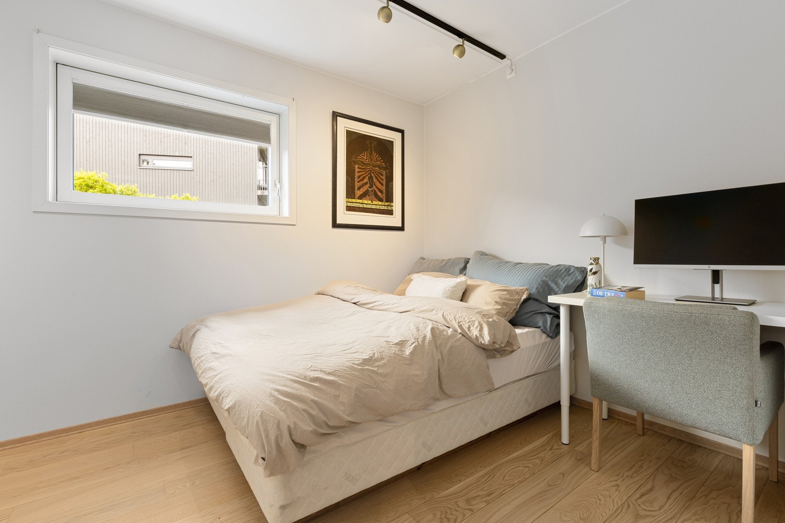 Soverom 2 med garderobeskapsrekke Galleribilde