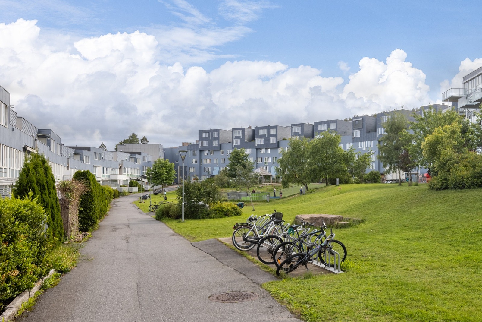 Sameiet har flotte fellesområder med blant annet parkområde, sittegrupper, lekeplass og store grøntarealer. Galleribilde