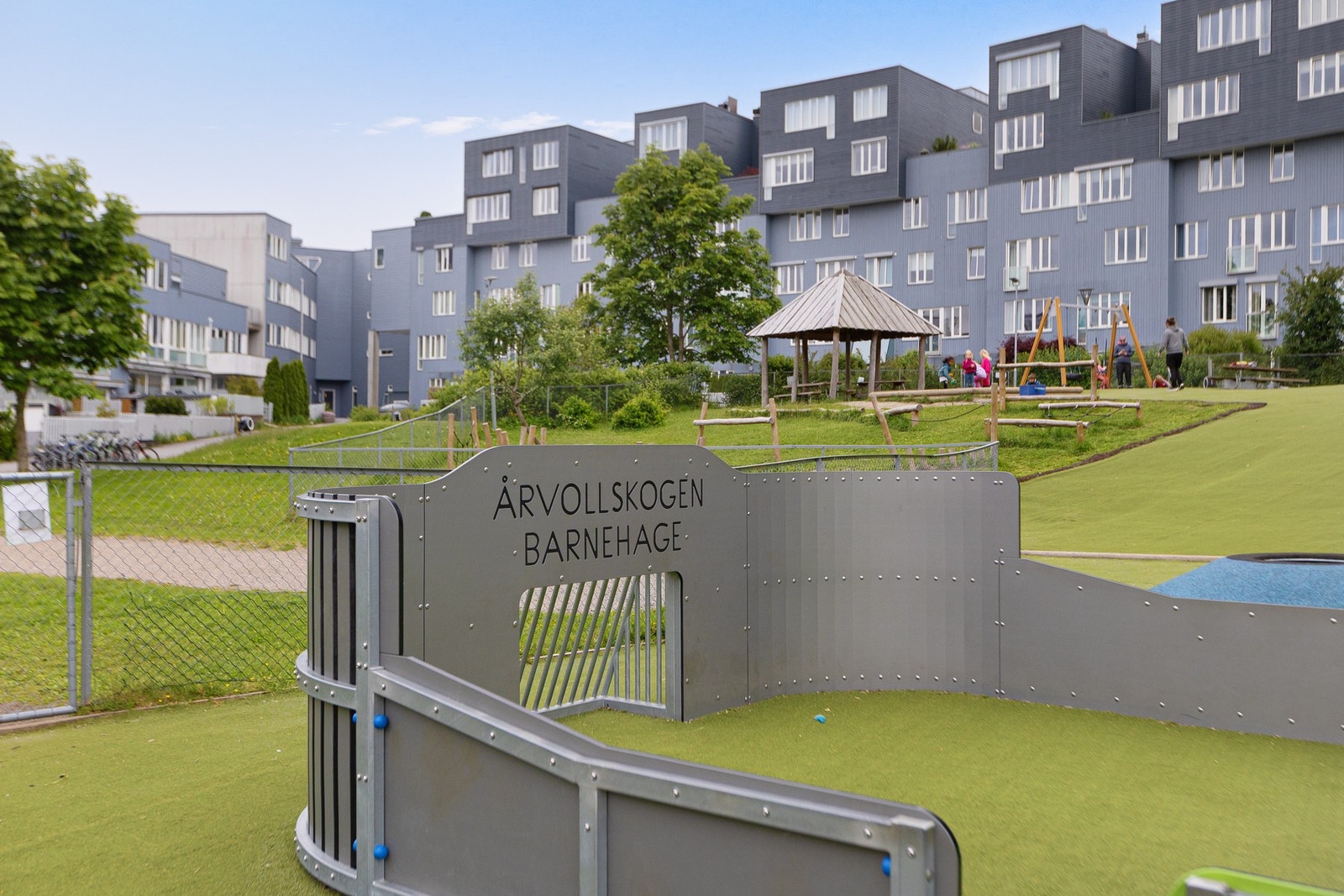 Lekeplassen og balbingen til Årvollskogen barnehage Galleribilde