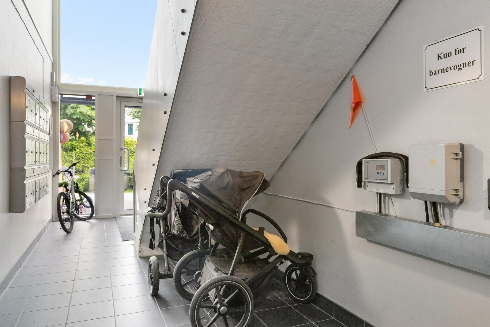 Felles inngangsparti med praktisk barnevongparkering under trappa Galleribilde