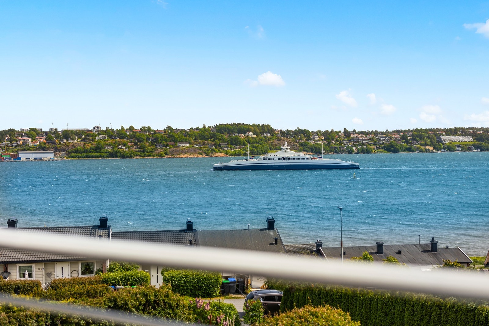 Boligen har en svært attraktiv beliggenhet mot Oslofjorden. Nærheten til sjøen gir vakre soloppganger, frisk luft og lyden av bølger som slår mot stranden Galleribilde