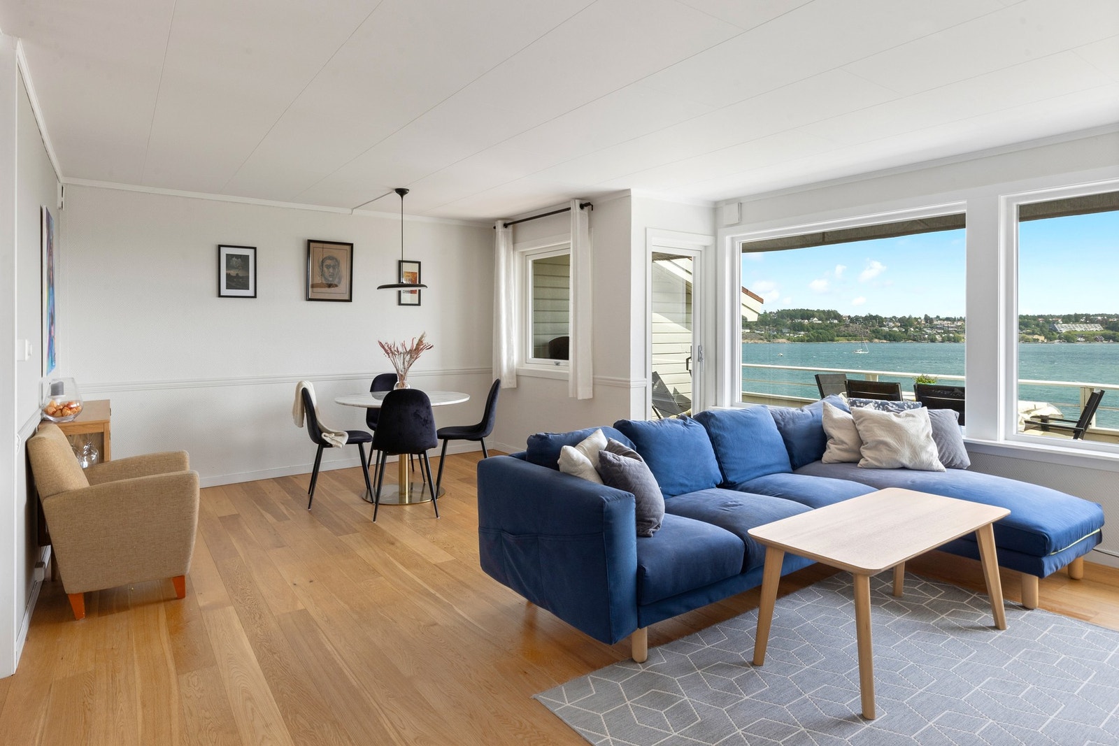 Stuen ligger i toppetasjen, hvor utsikten mot landskapet og naturen spiller hovedrollen Galleribilde