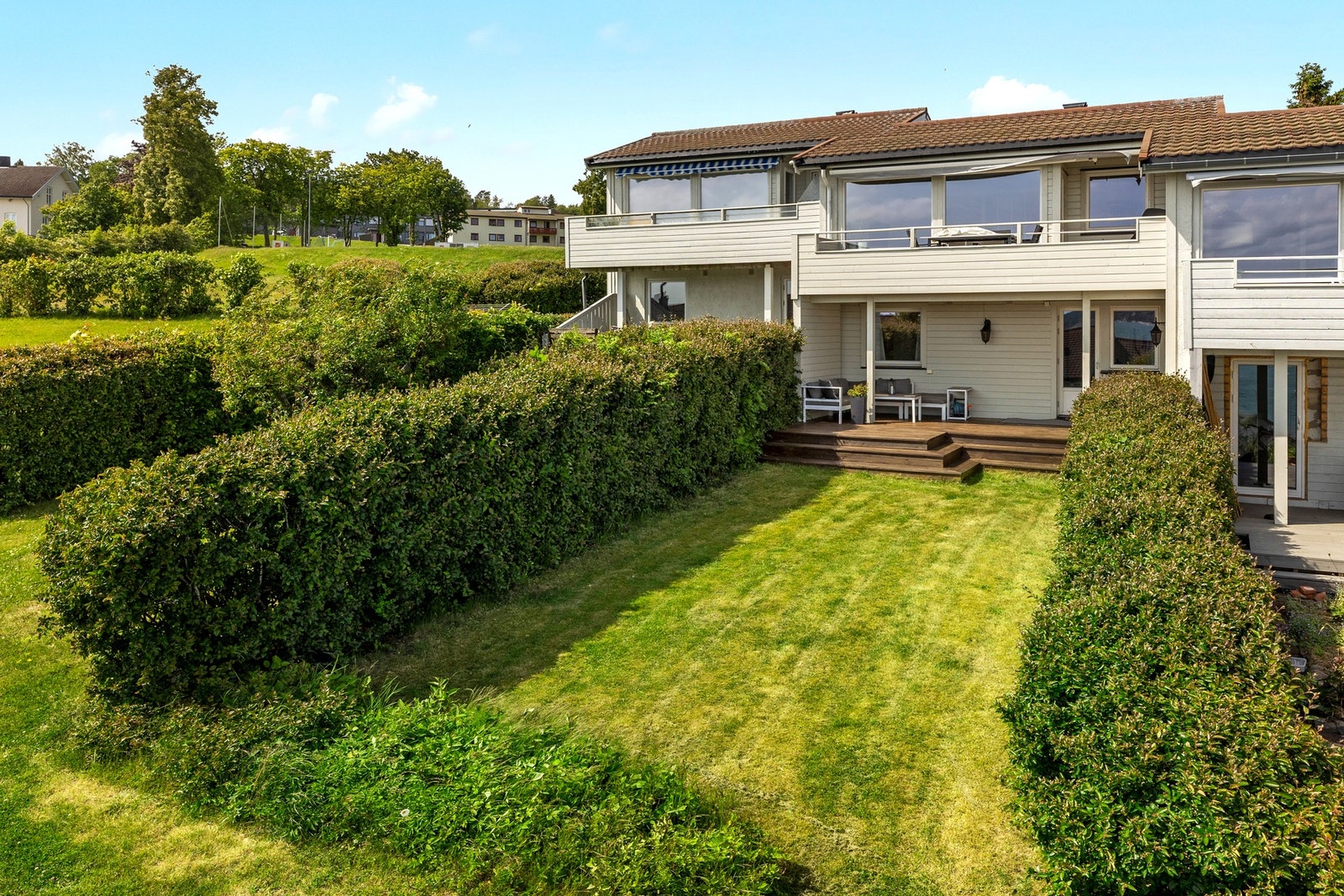 Rekkehuset ligger høyt i terrenget, noe som gir et luftig utsyn uten innsyn Galleribilde