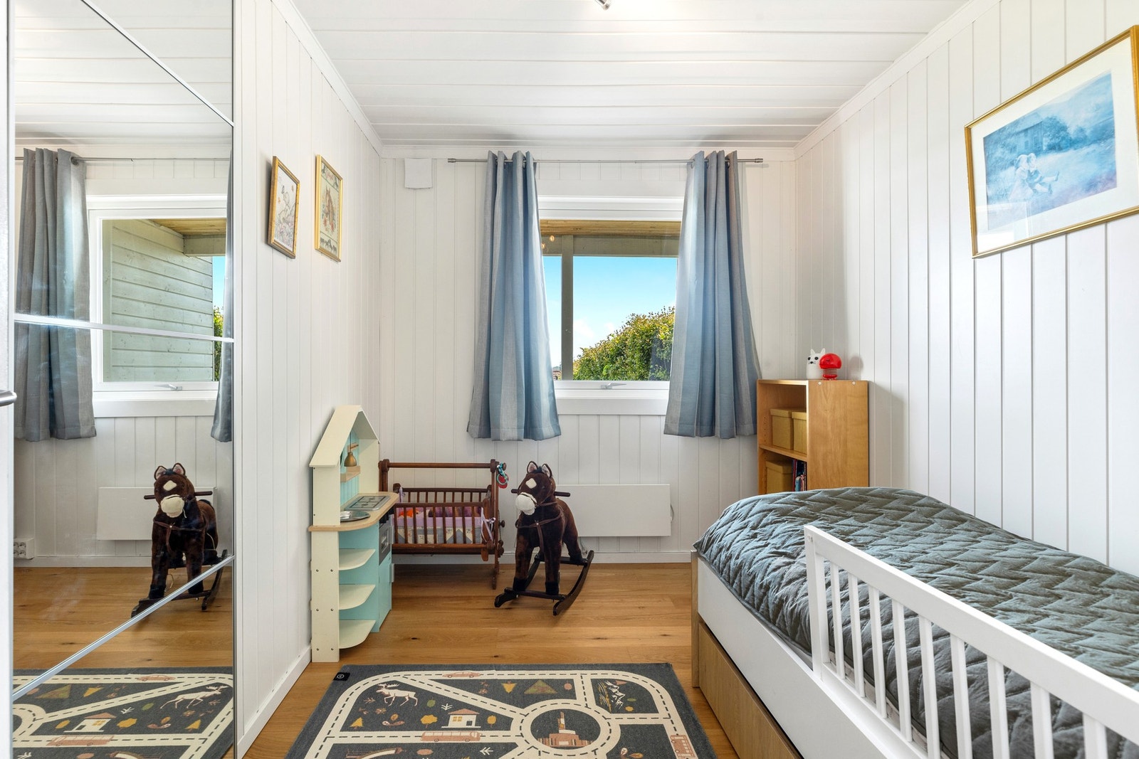 Boligen har to soverom som ligger på plan 2, begge med garderobeløsning Galleribilde