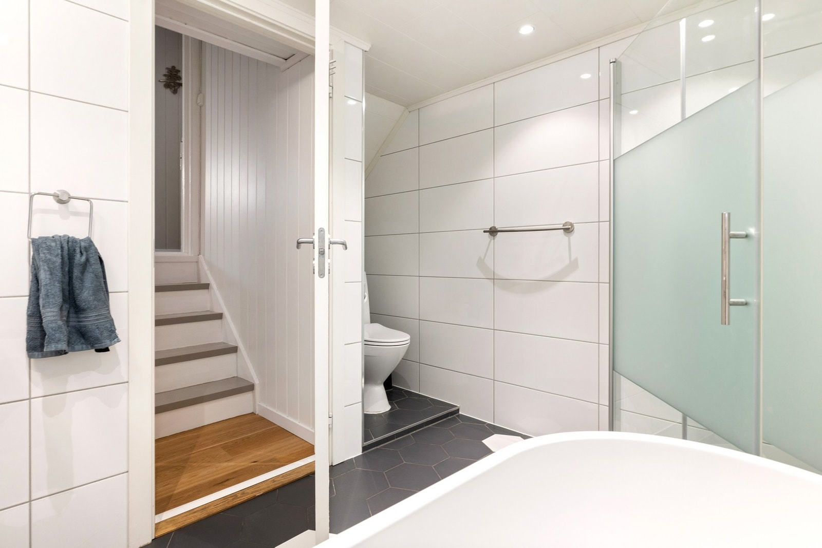 Pent flislagt bad med elektriske varmekabler Galleribilde