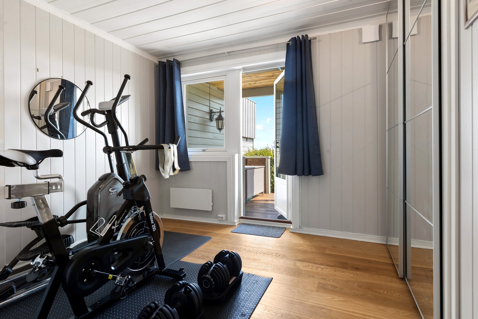 Det ene soverommet fungerer i dag som et praktisk hjemmekontor/treningsrom, med direkte utgang til markterrasse på 20 m² Galleribilde