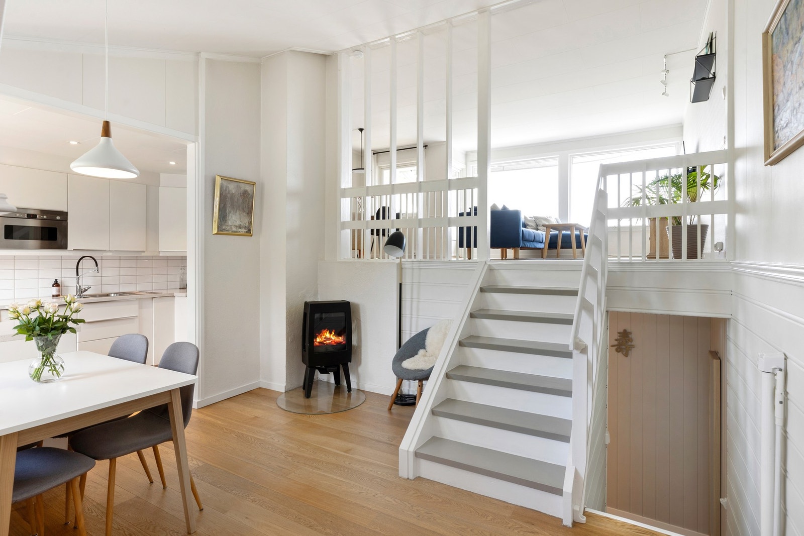 Den moderne peisovnen skaper stemning og varmer godt på kalde vinterdager Galleribilde