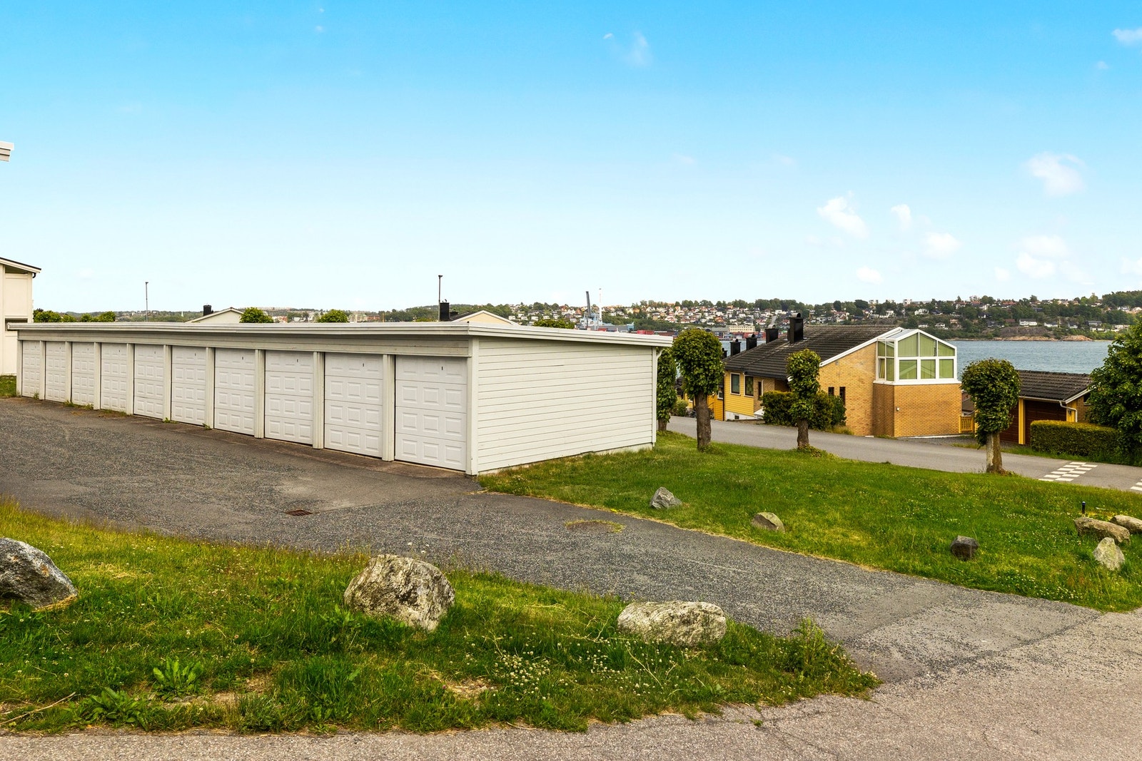 Andelen disponerer egen garasjeplass i felles garasjerekke Galleribilde