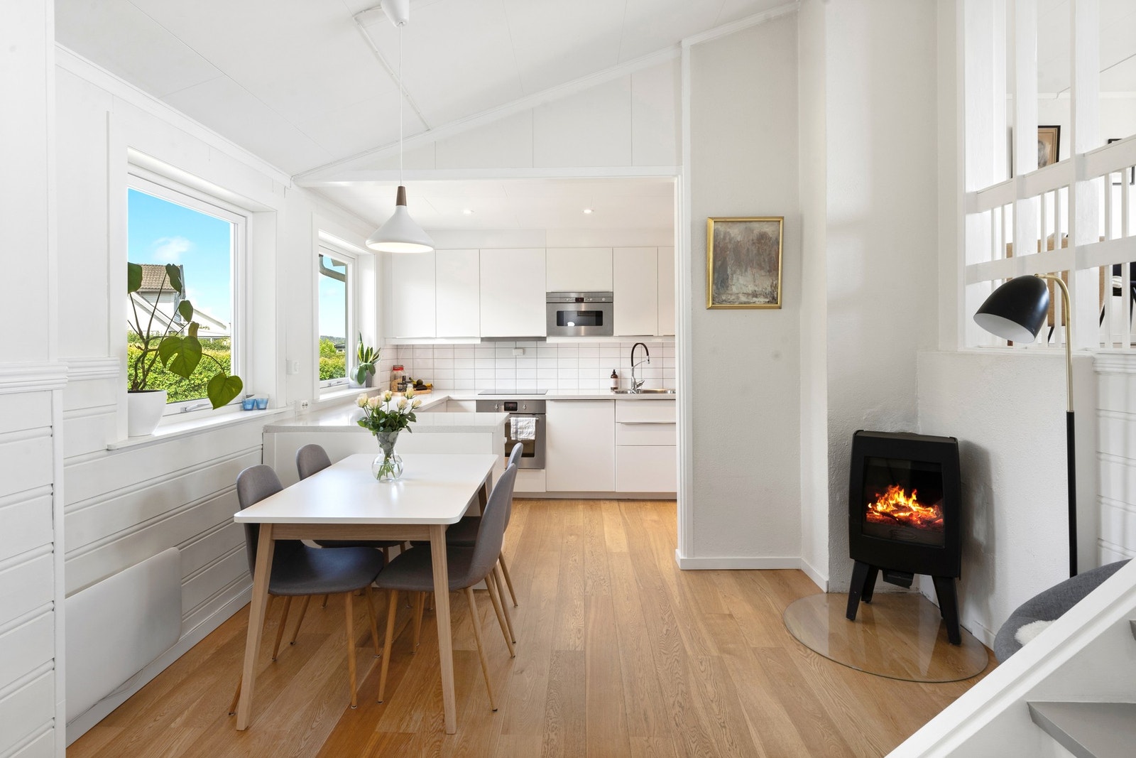 Her er det plass til spisebord, samt en lesekrok ved peisen Galleribilde