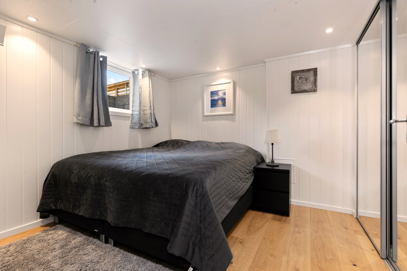 Hovedsoverommet befinner seg i underetasjen med god plass til oppbevaring i plassbygget garderobeløsning Galleribilde