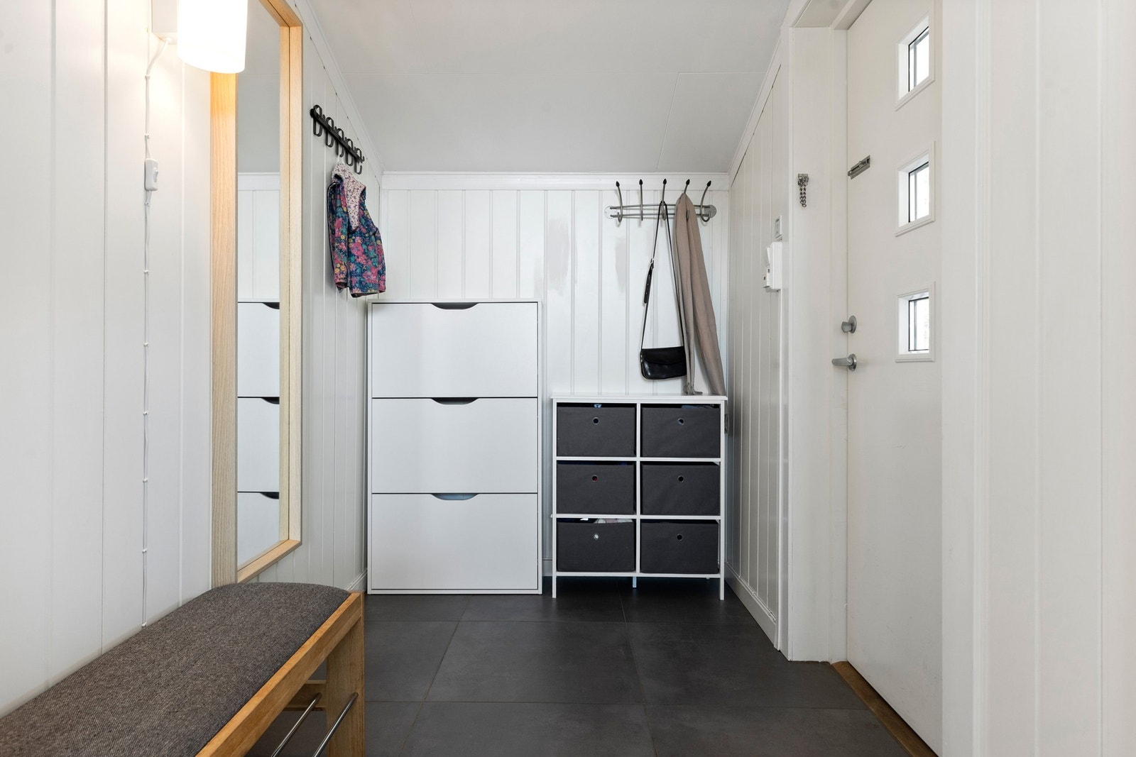 Entreen er lys og luftig med god plass til oppheng/oppbevaring av sko og yttertøy Galleribilde