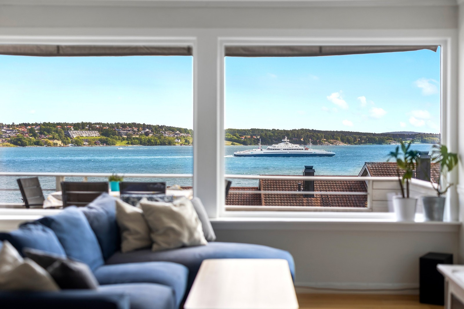 Fra stuen i fjerde etasje er det adkomst til vestvendt terrasse på 15 m² med 180-graders utsikt over Oslofjorden og fantastiske solforhold hele året Galleribilde