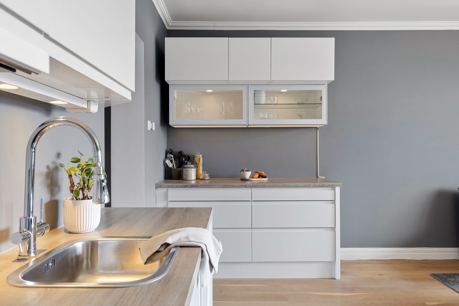 Enkel hverdag med integrerte hvitevarer, som også tilfører kjøkkenet et stilrent uttrykk. Galleribilde