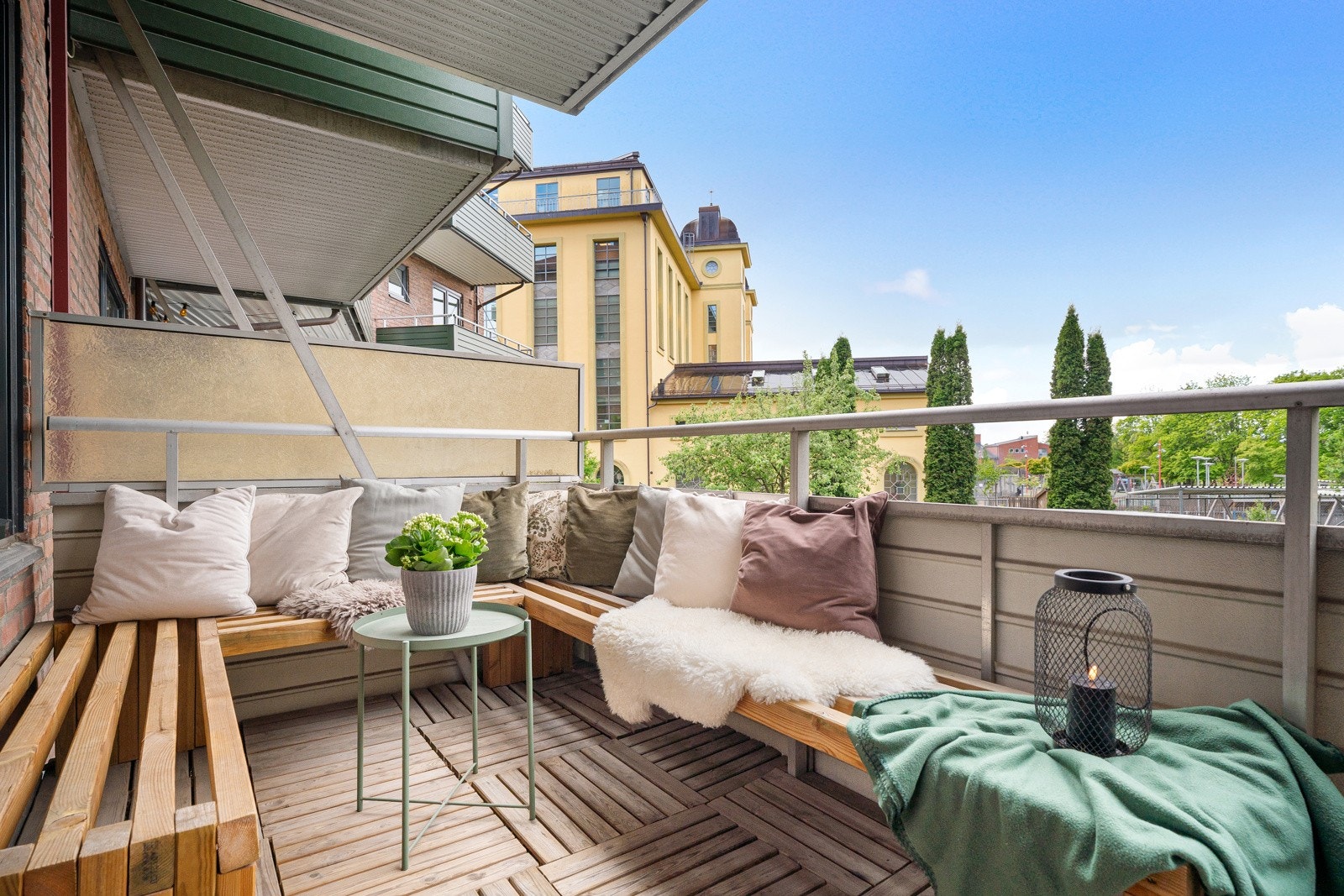 En moderne og attraktiv 3-roms med sentral beliggenhet på populære Bjølsen. Boligen er beliggende i høy 1. Etasje med følelse av å bo i 2. Etasje. Galleribilde