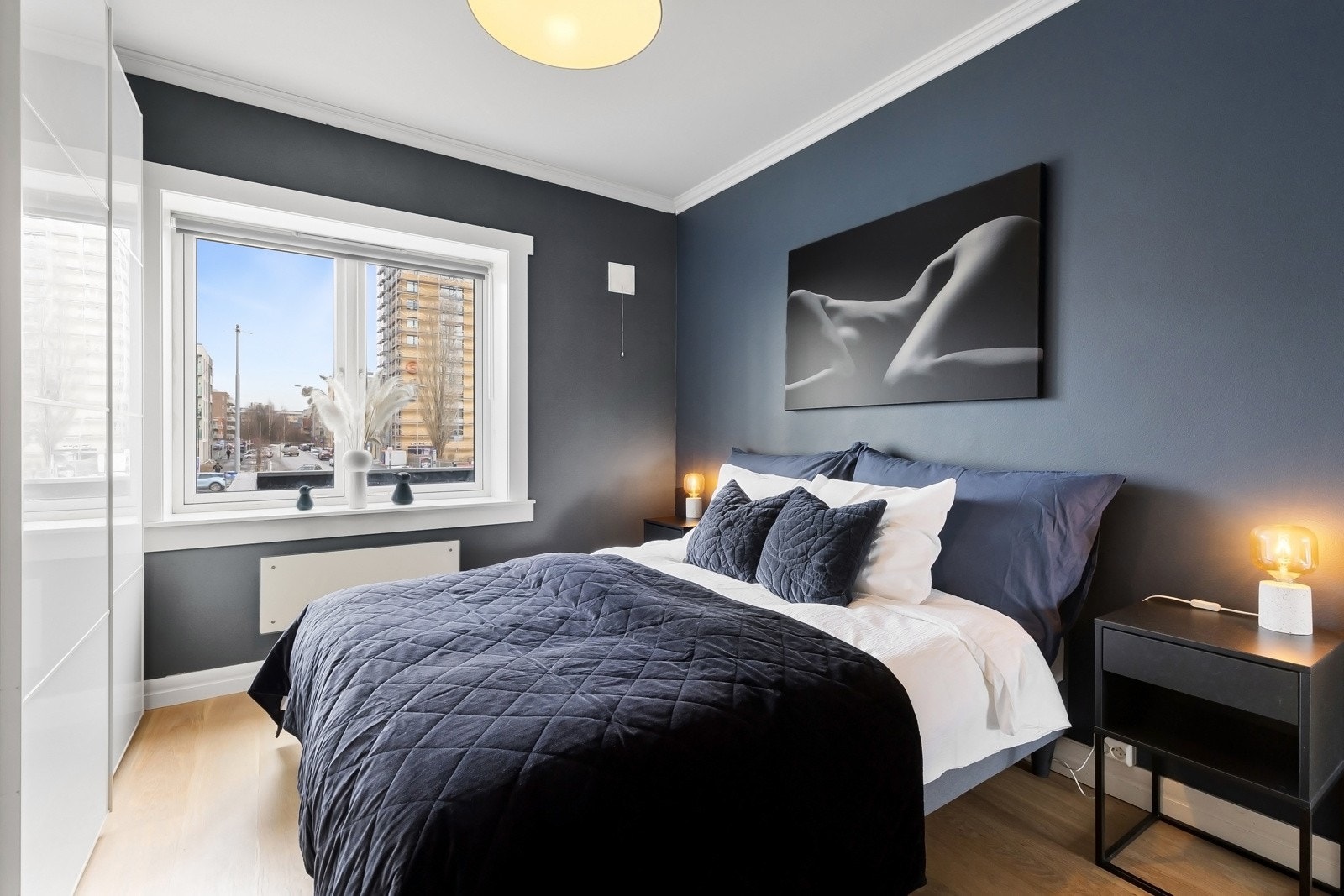 Delikat hovedsoverom med plass til dobbeltseng og nattbord. Galleribilde