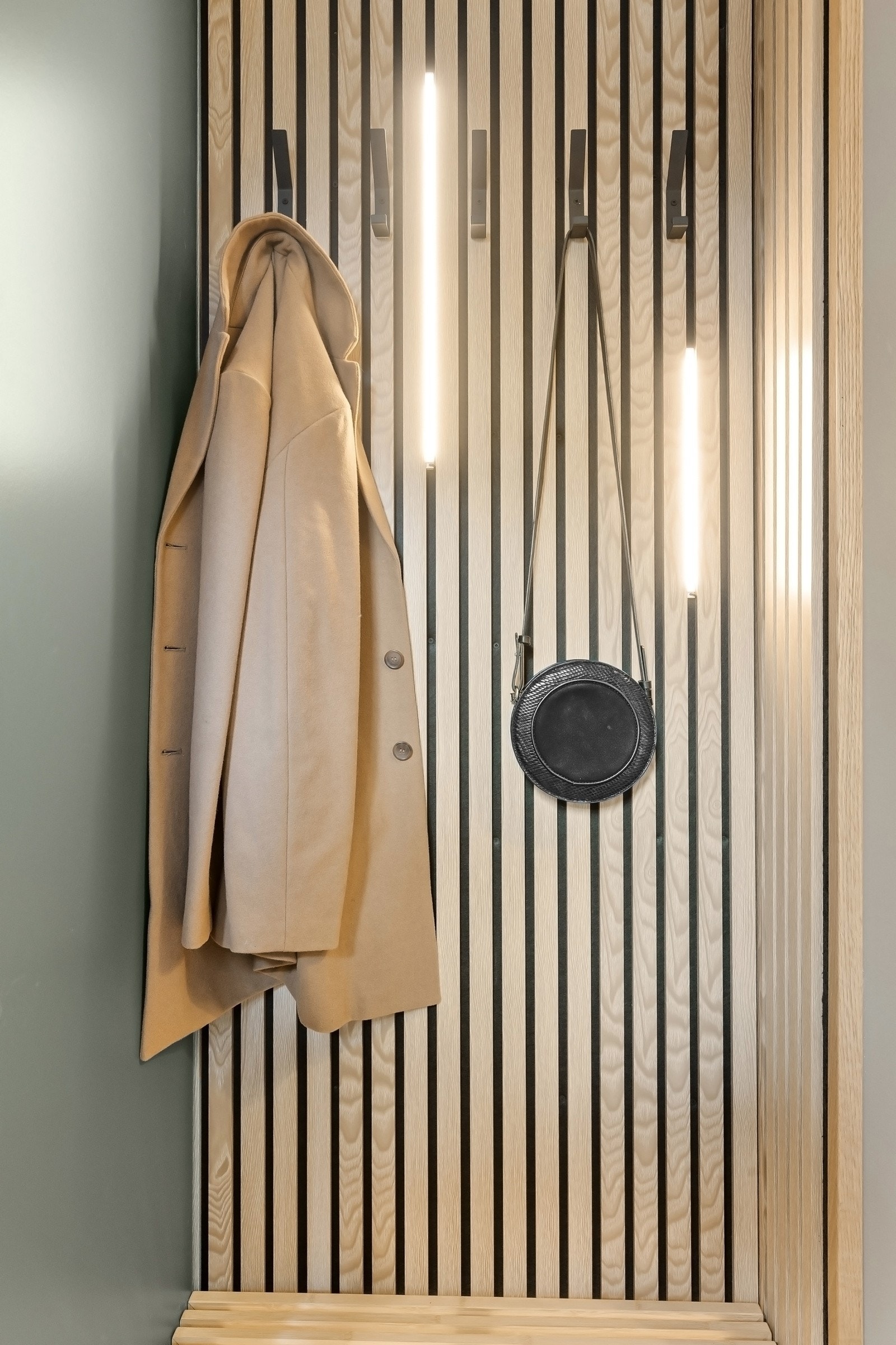 Mulighet for oppheng av yttertøy på spilevegg. Galleribilde