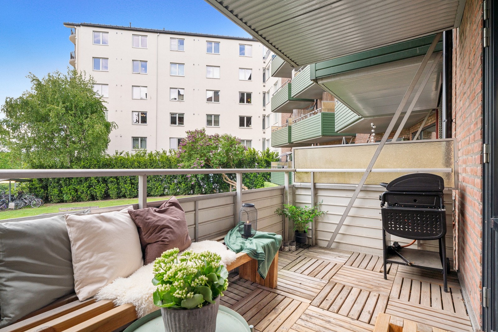 God plass til å invitere mange gjester til hyggelige sammenkomster på balkongen. Galleribilde