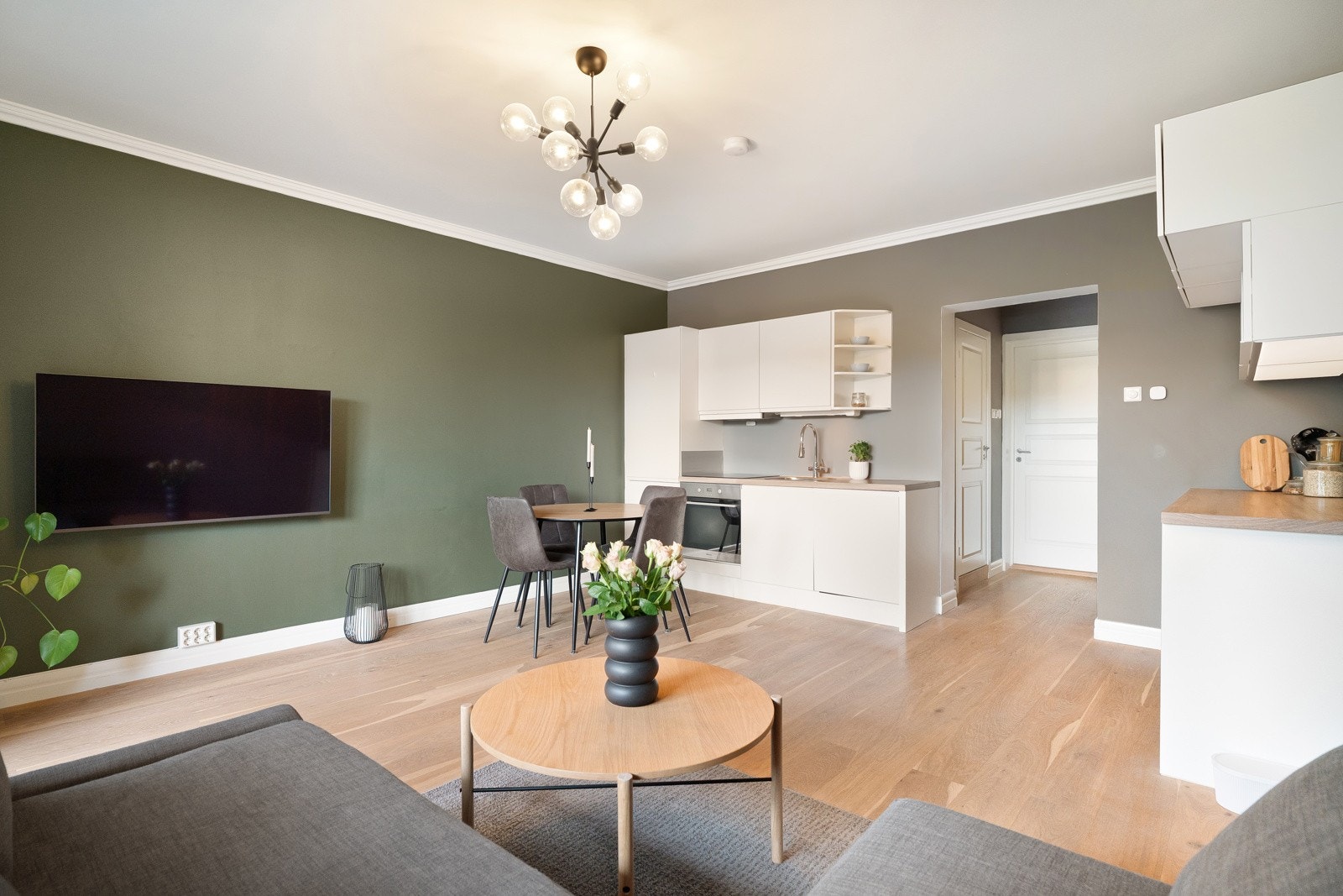 Romslig stue med flere møbleringsmuligheter. Galleribilde