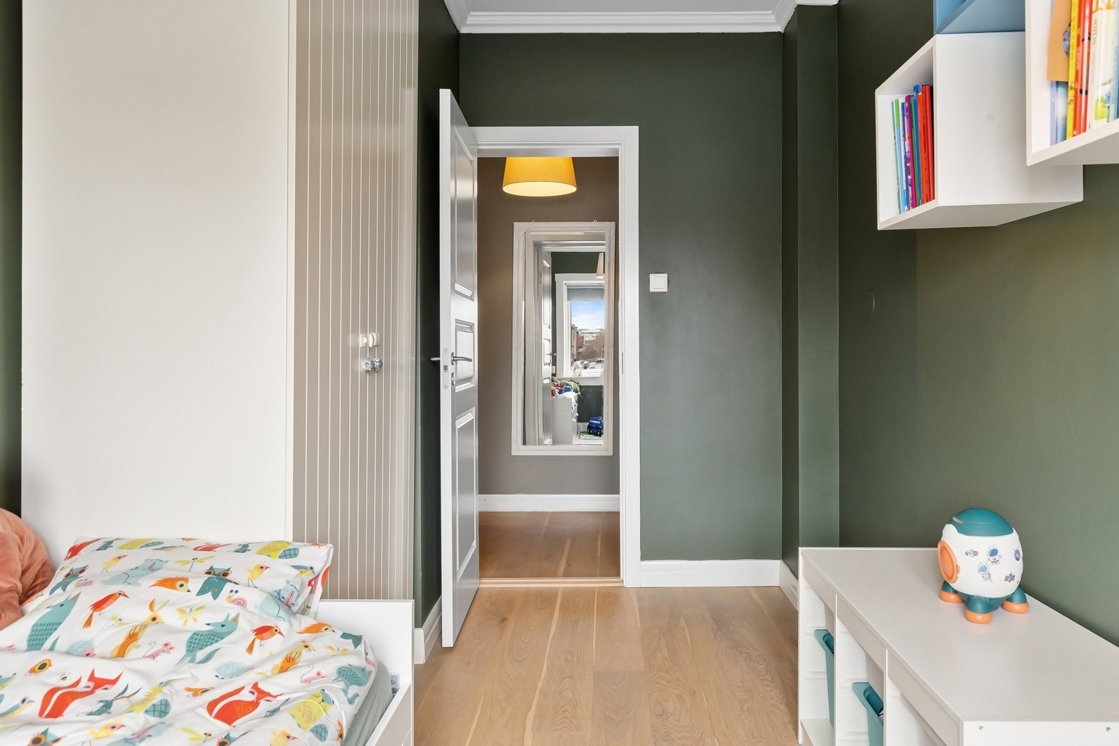 God plass til både lek og oppbevaring i medfølgende garderobe. Galleribilde