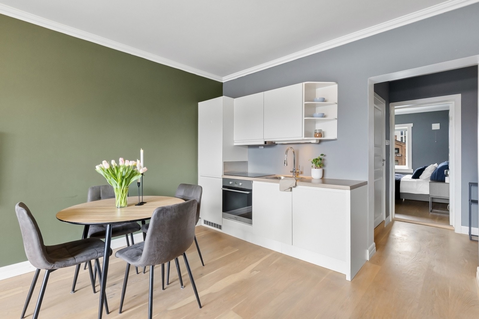 Gulvet er lagt med en flott 1-stavs parkett. Galleribilde