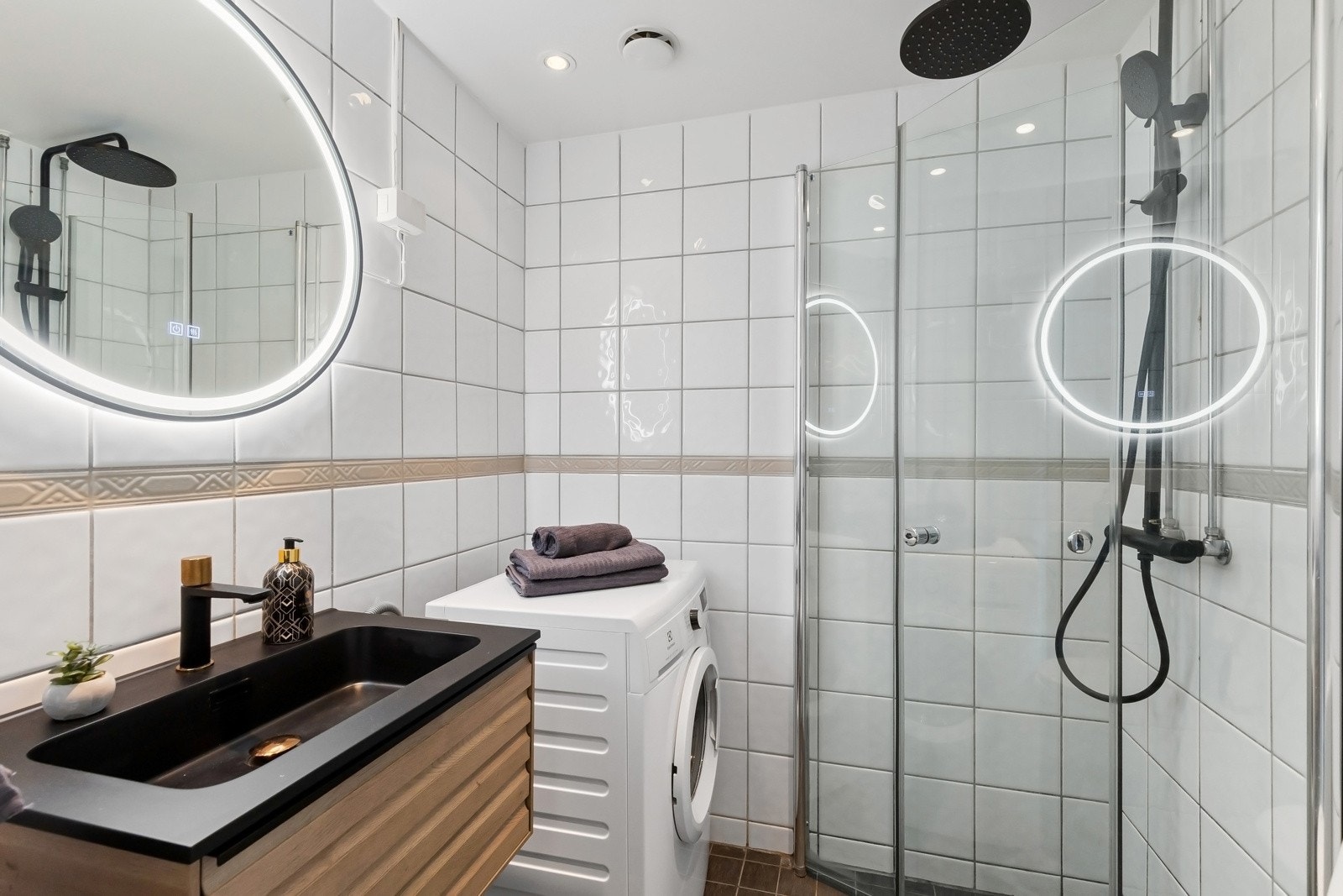 Lyst, flislagt baderom med varme i gulvet. Galleribilde