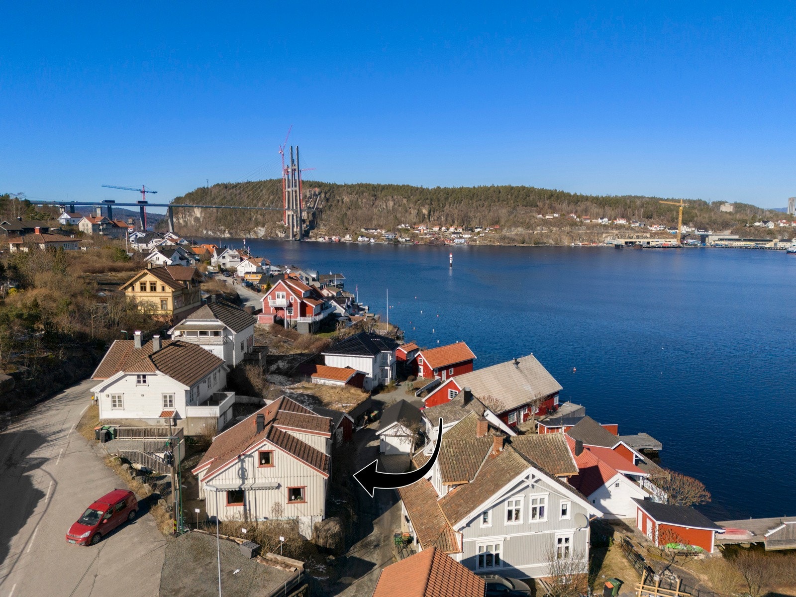 Fra boligen er det gangavstand til barnehage, skole, idrettsanlegg og Brotorvet kjøpesenter med alle fasiliteter. Galleribilde