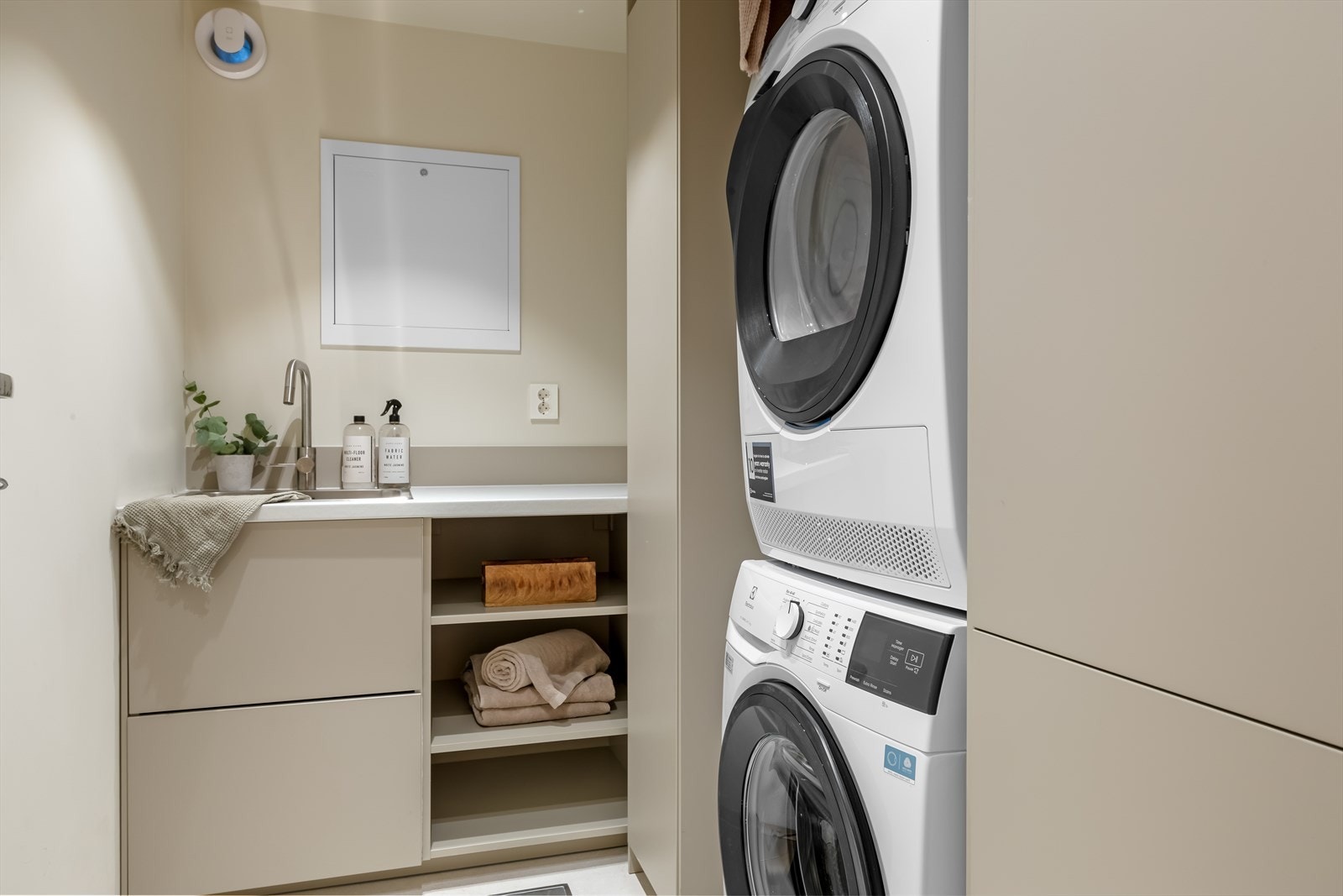 Vegg i vegg med TV-stuen/soverom finner vi et praktisk og nyoppusset vaskerom/teknisk rom med varme i gulv og fuktstyrt vifte. Opplegg for vaskemaskin og tørketrommel. Tilstandsgrad 0, i følge takstmann. Galleribilde