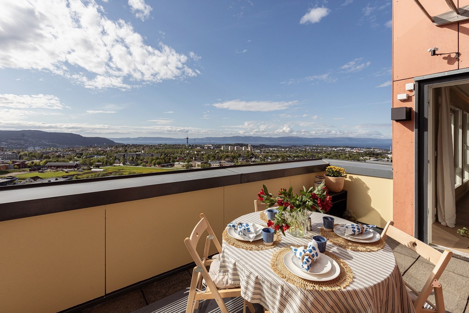 Fra leiligheten har man en av Trondheims beste utsikter. Her har man full utsikt over Trondheim og Trondheimsfjorden. Galleribilde