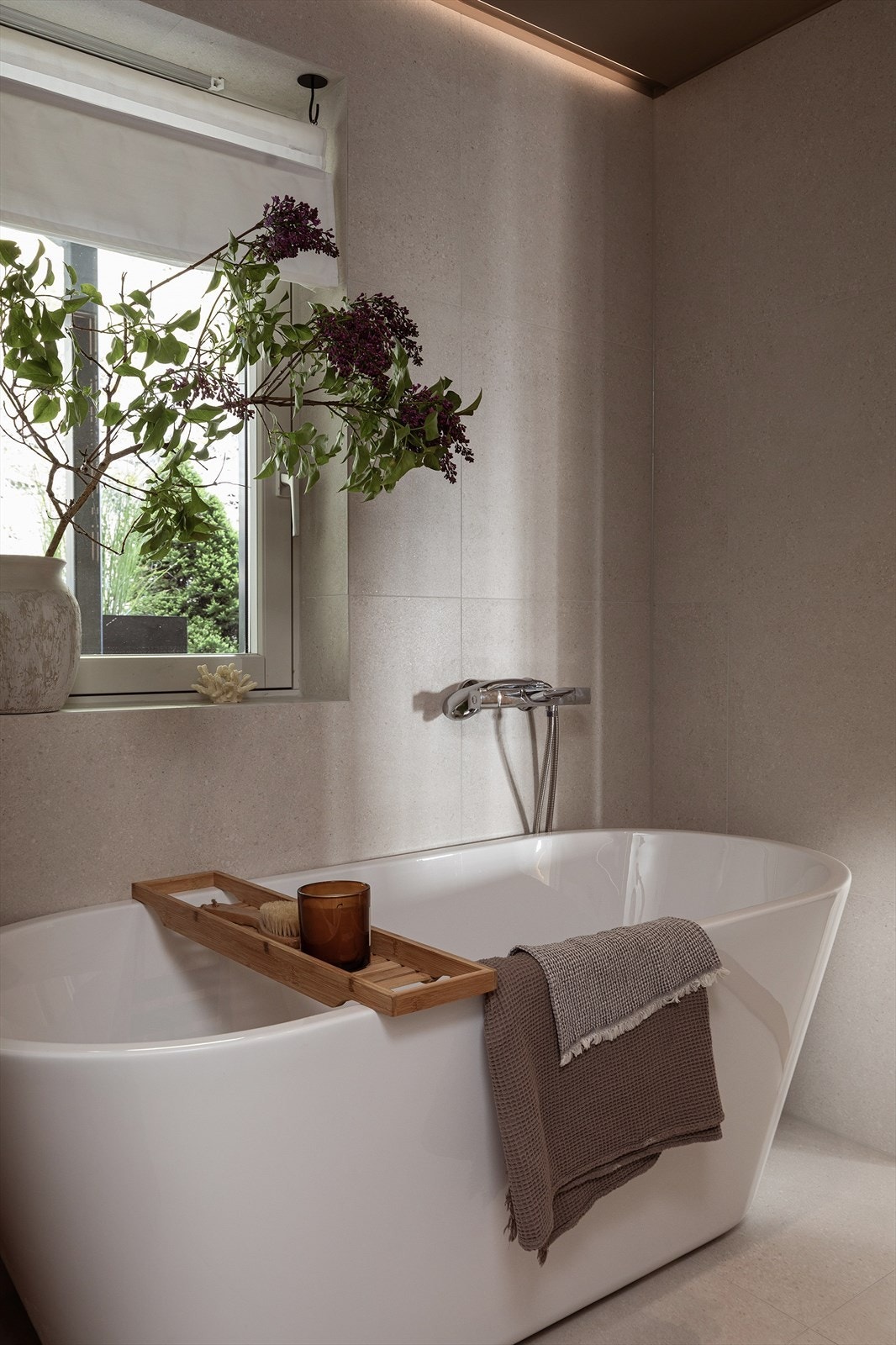 Badet er romslig og har god plass til både dusjsone og badekar. Galleribilde