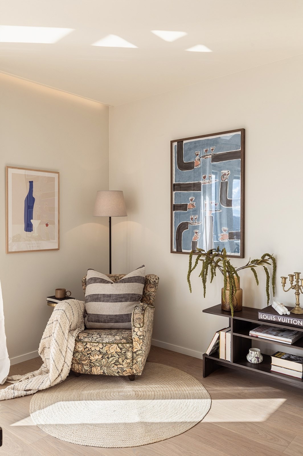 Oppussingen er påkostet med solid grunnarbeid og en finish av høy fagmessig utførelse. Materialvalg, planløsning og håndverk gir boligen et helhetlig inntrykk man sjelden kommer over i dagens marked. Galleribilde