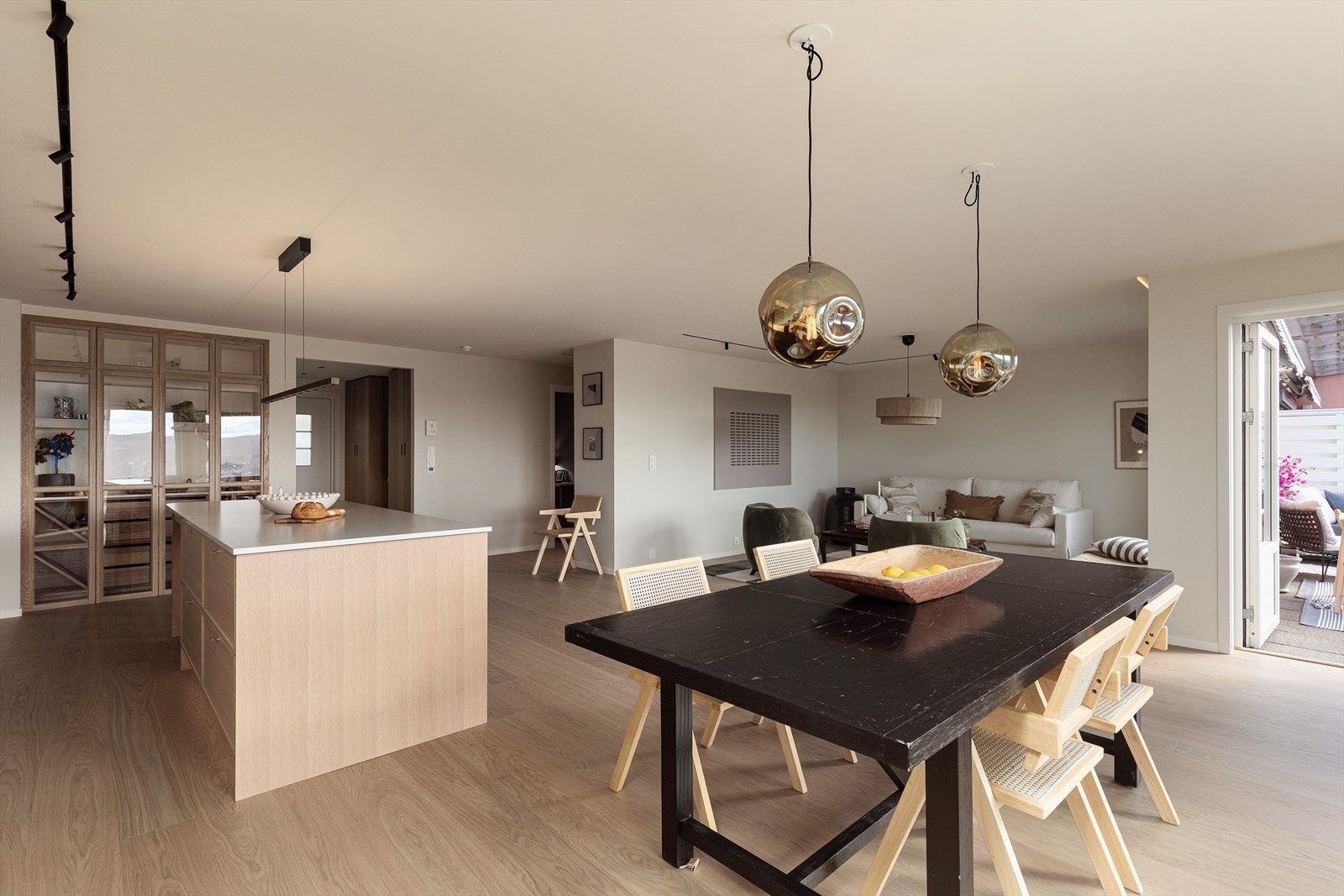 boligen har påkostet smarthjemløsning via systemet Plejd. I appen Plejd holder man kontroll på om lys eller varme er skrudd av eller på, samt lysstyrken. Galleribilde